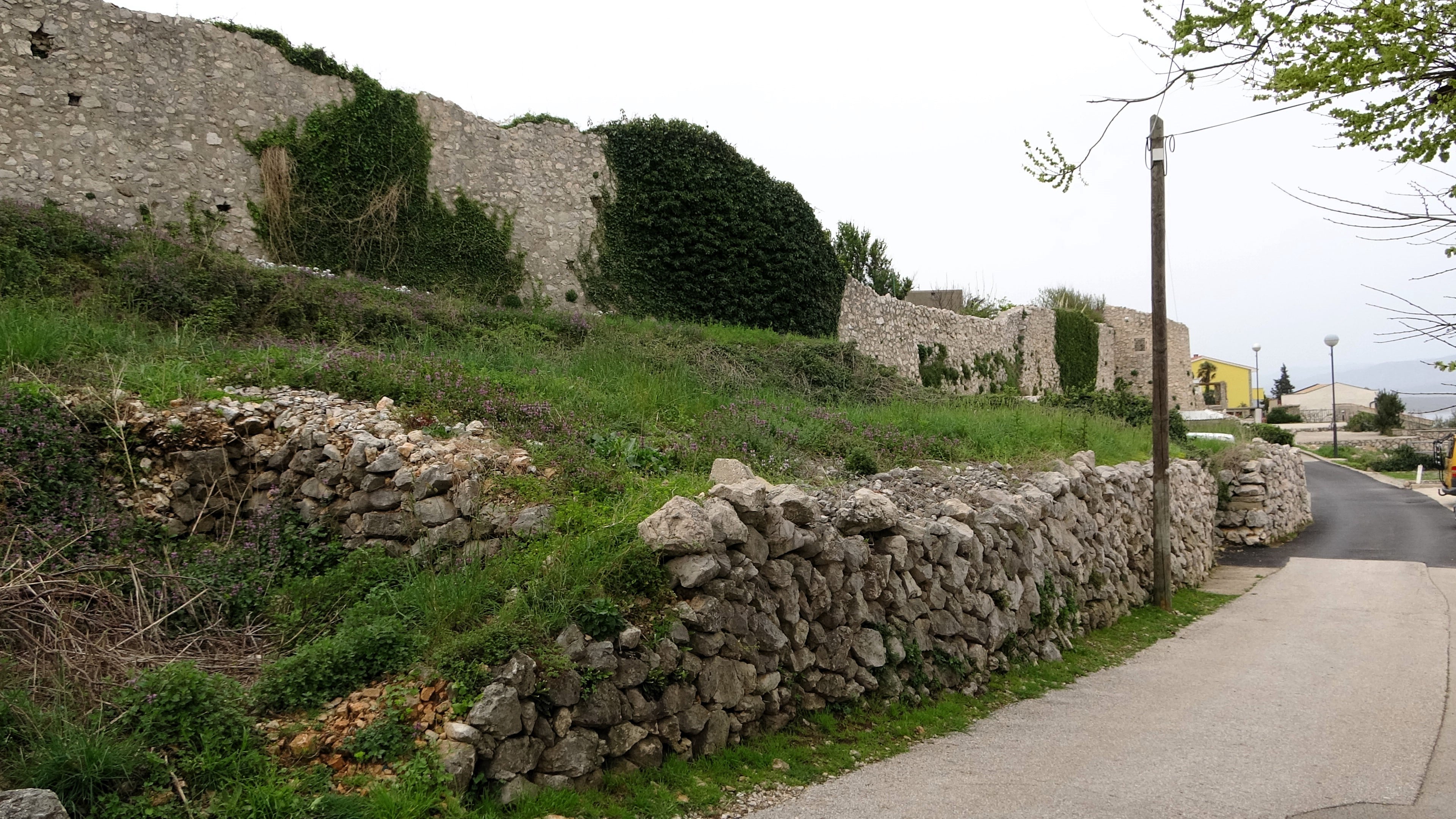 Vrbnik, Stadtmauerreste
