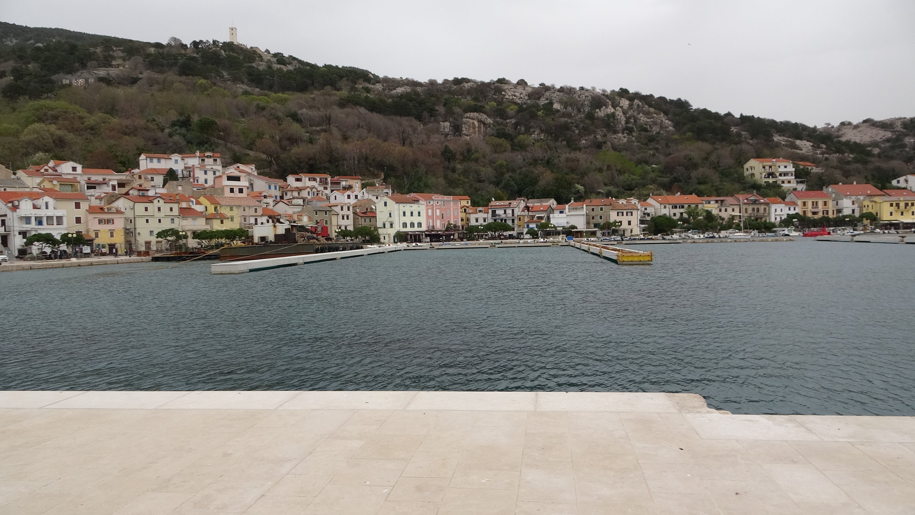 Baška, Blick auf den Hafen