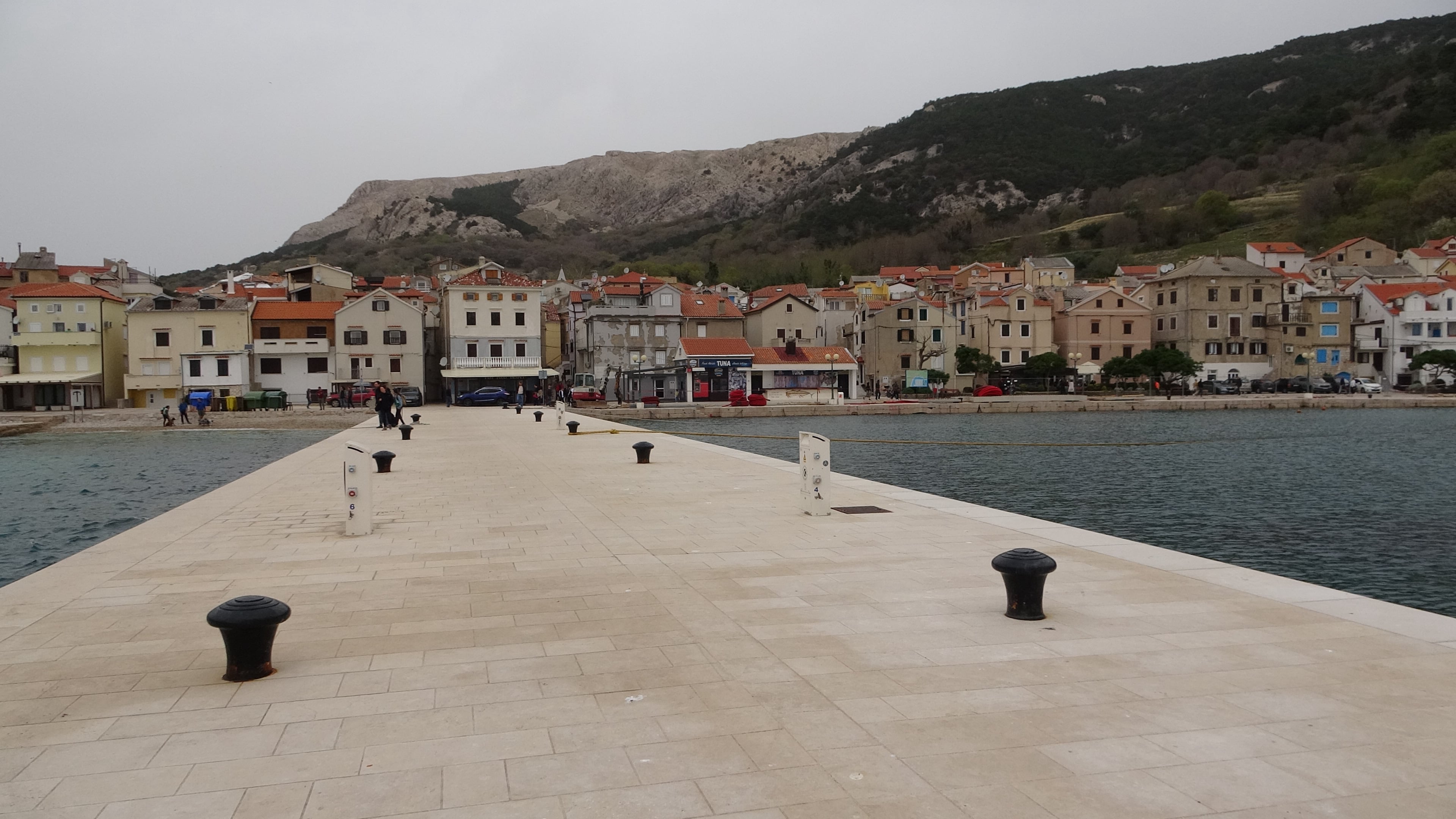 Baška, Blick zurück vom Pier