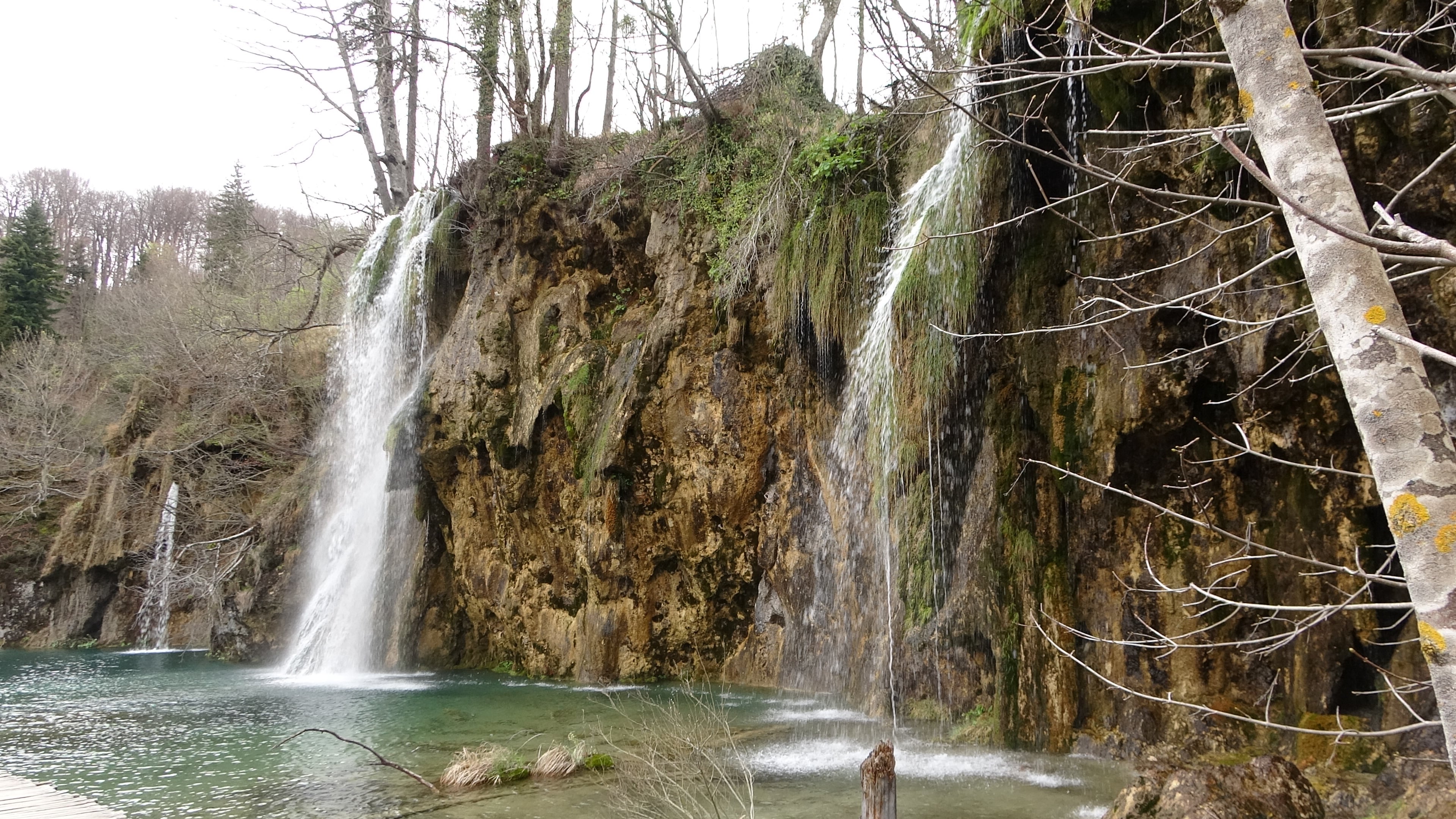 Plitvička, fallende Wasser kanalisiert