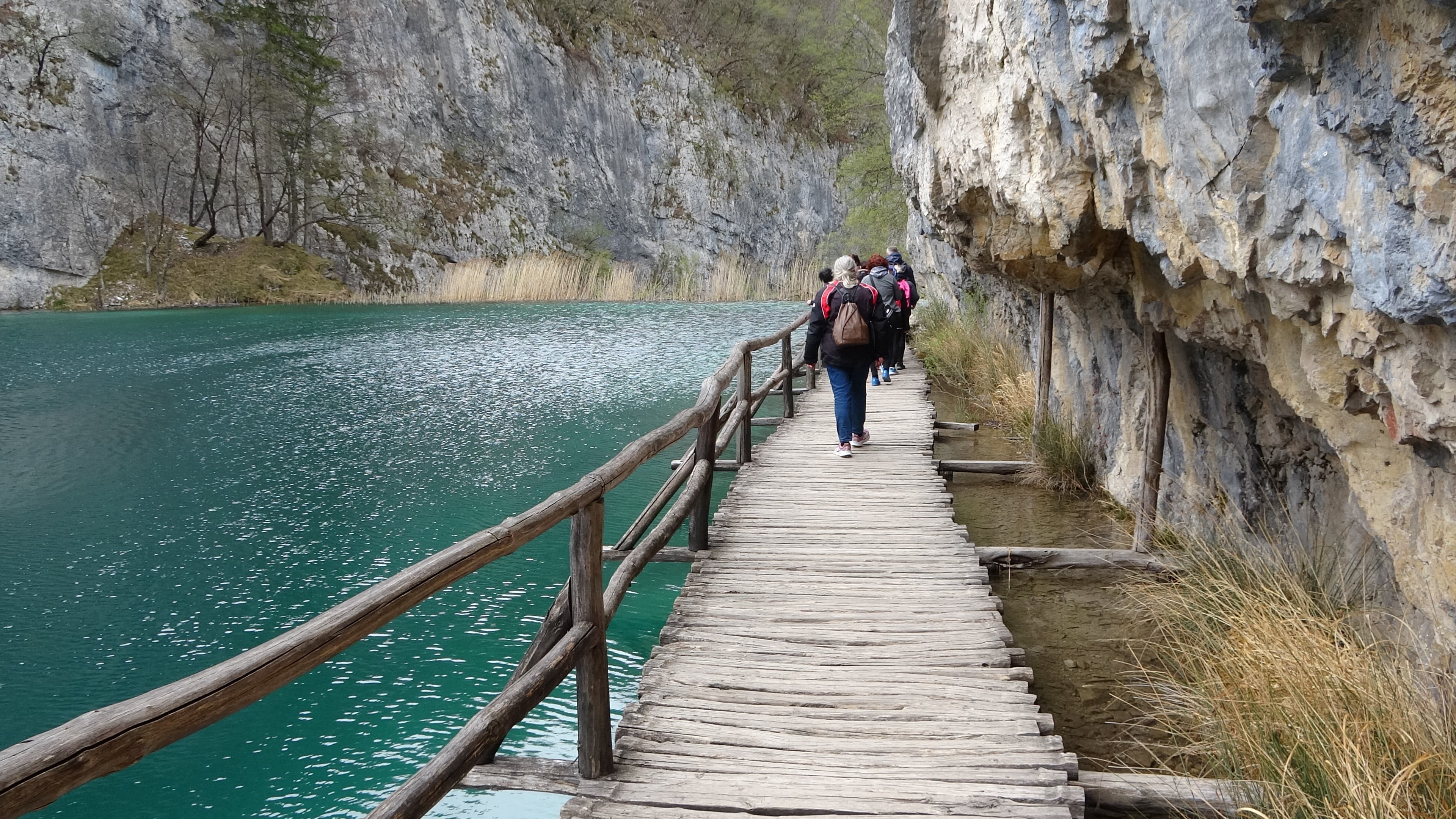 Plitvička, Wege an steilen Ufern