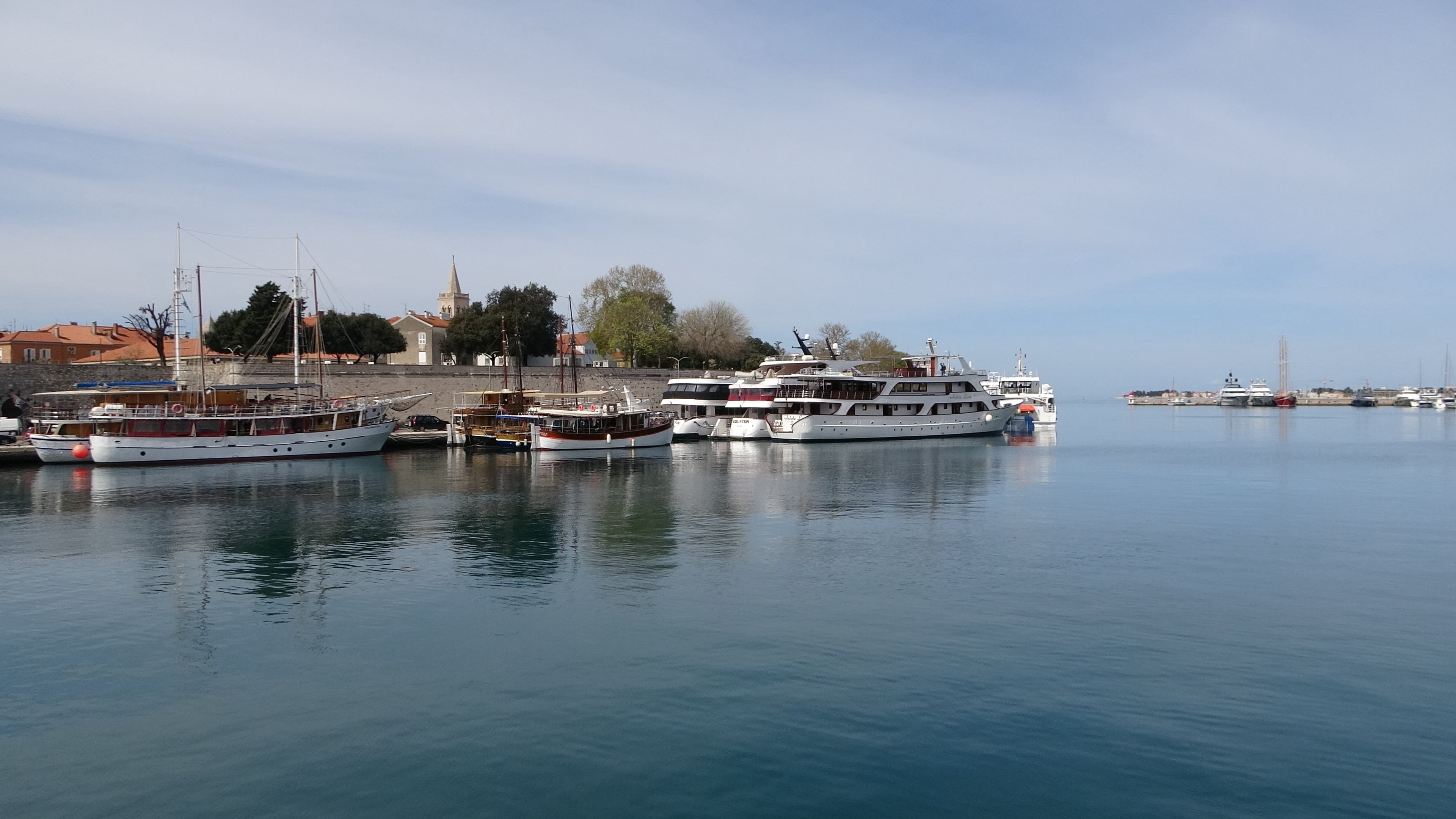 Zadar, Ausflugsschiffe warten auf die Saison