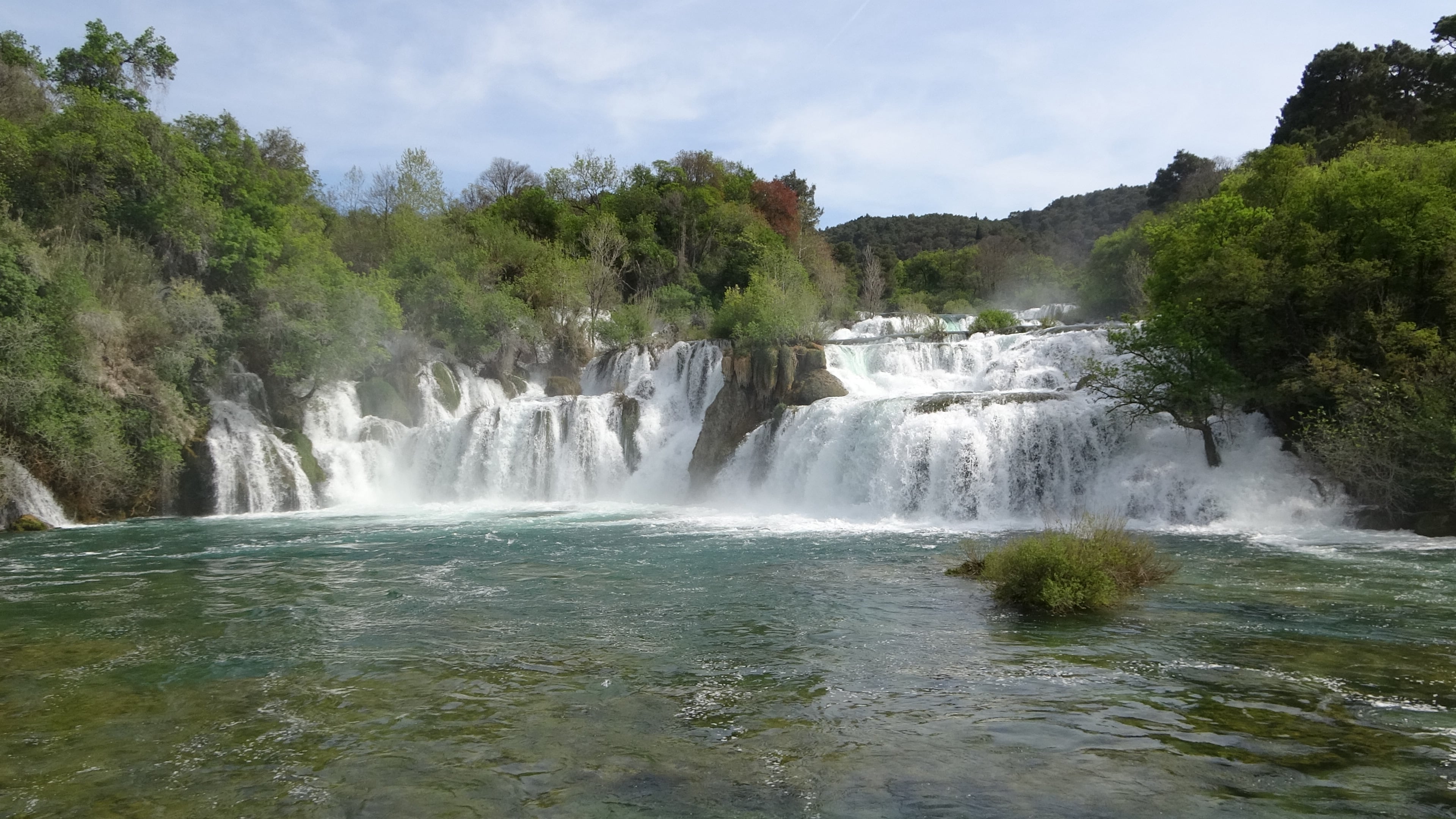 Krka, .. ergießt sich auf größerer Breite ..