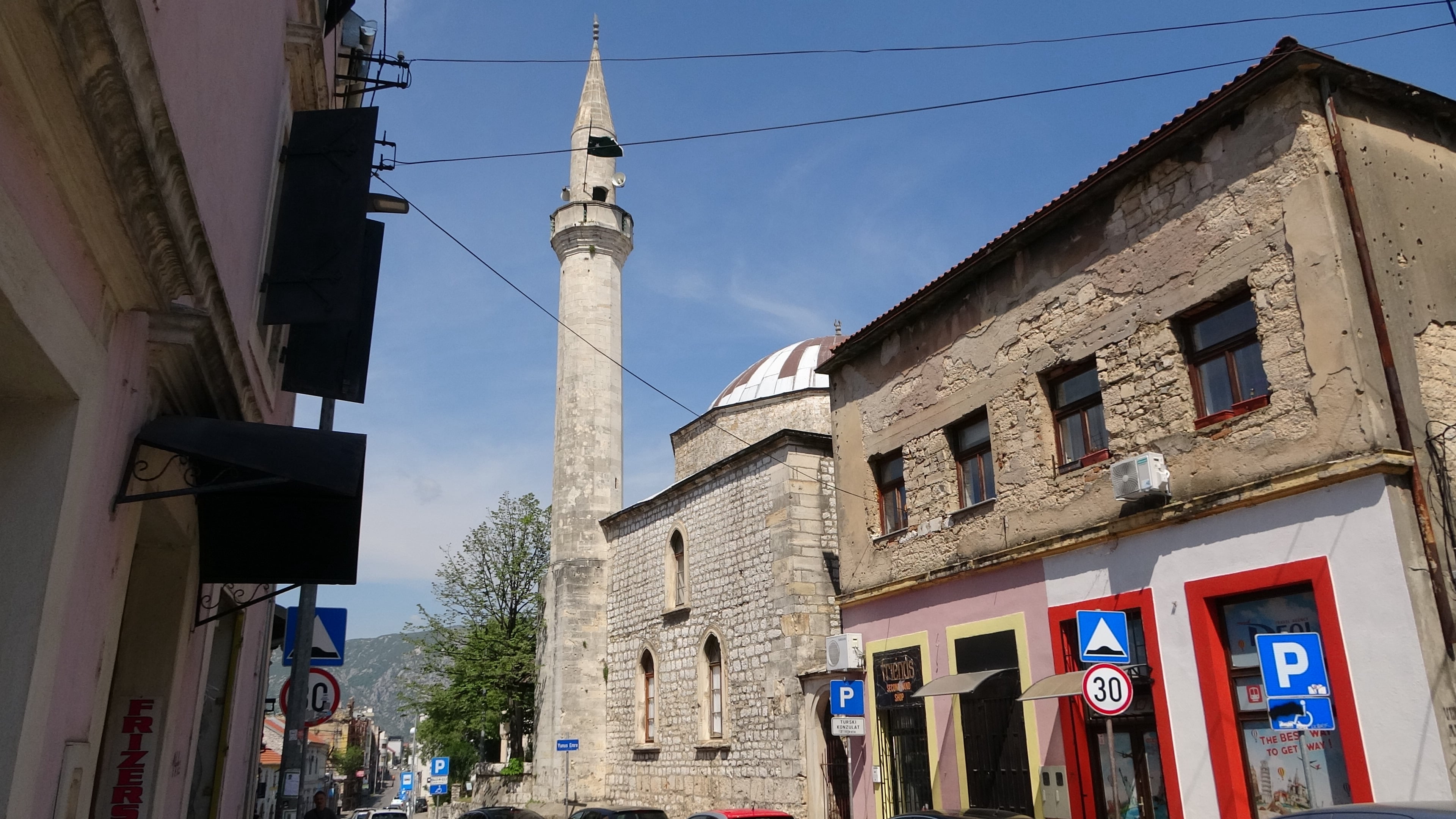 Mostar, der Muizin ruft von der Moschee