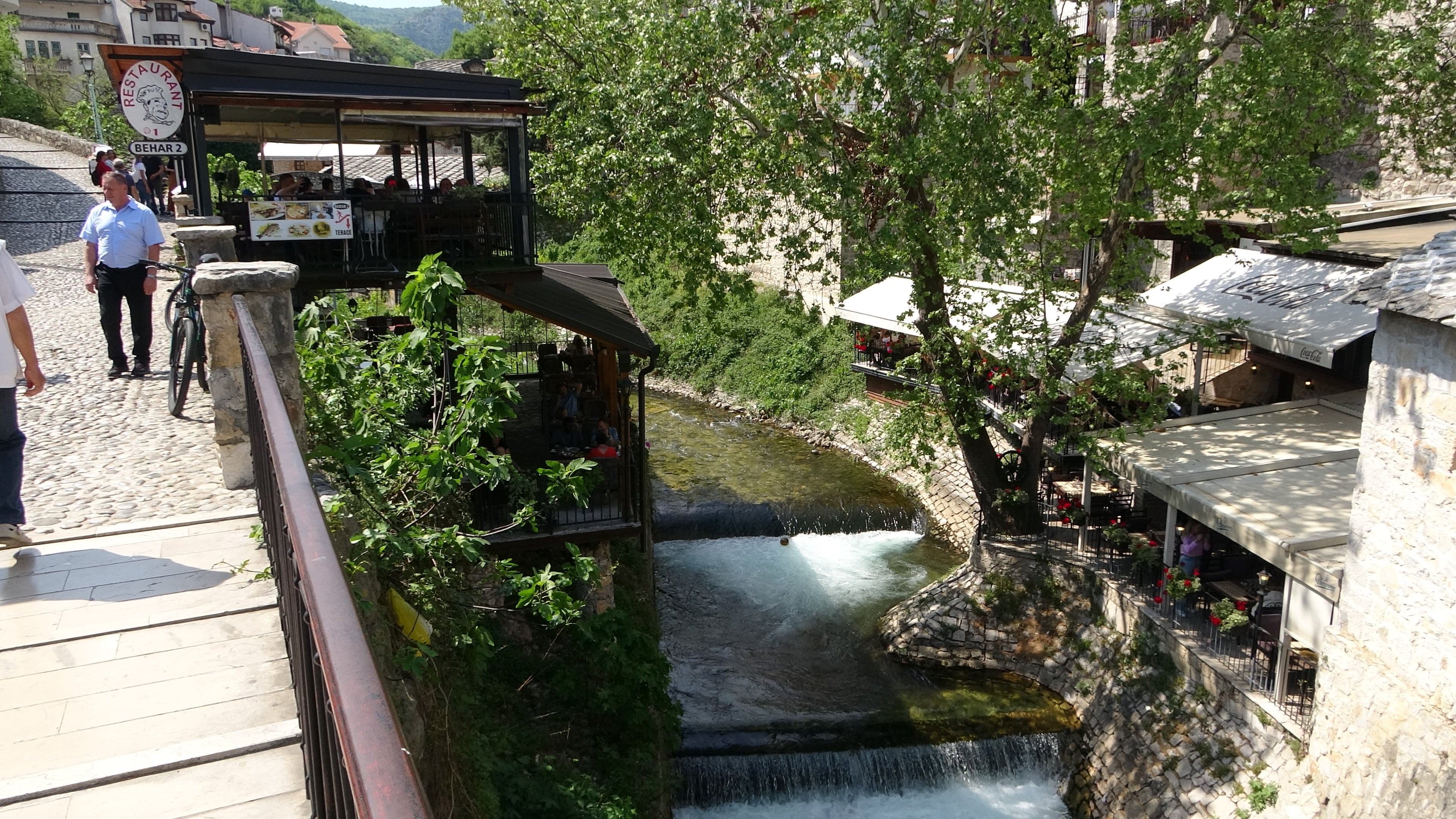 Mostar, Nebenfluss mit Restaurants
