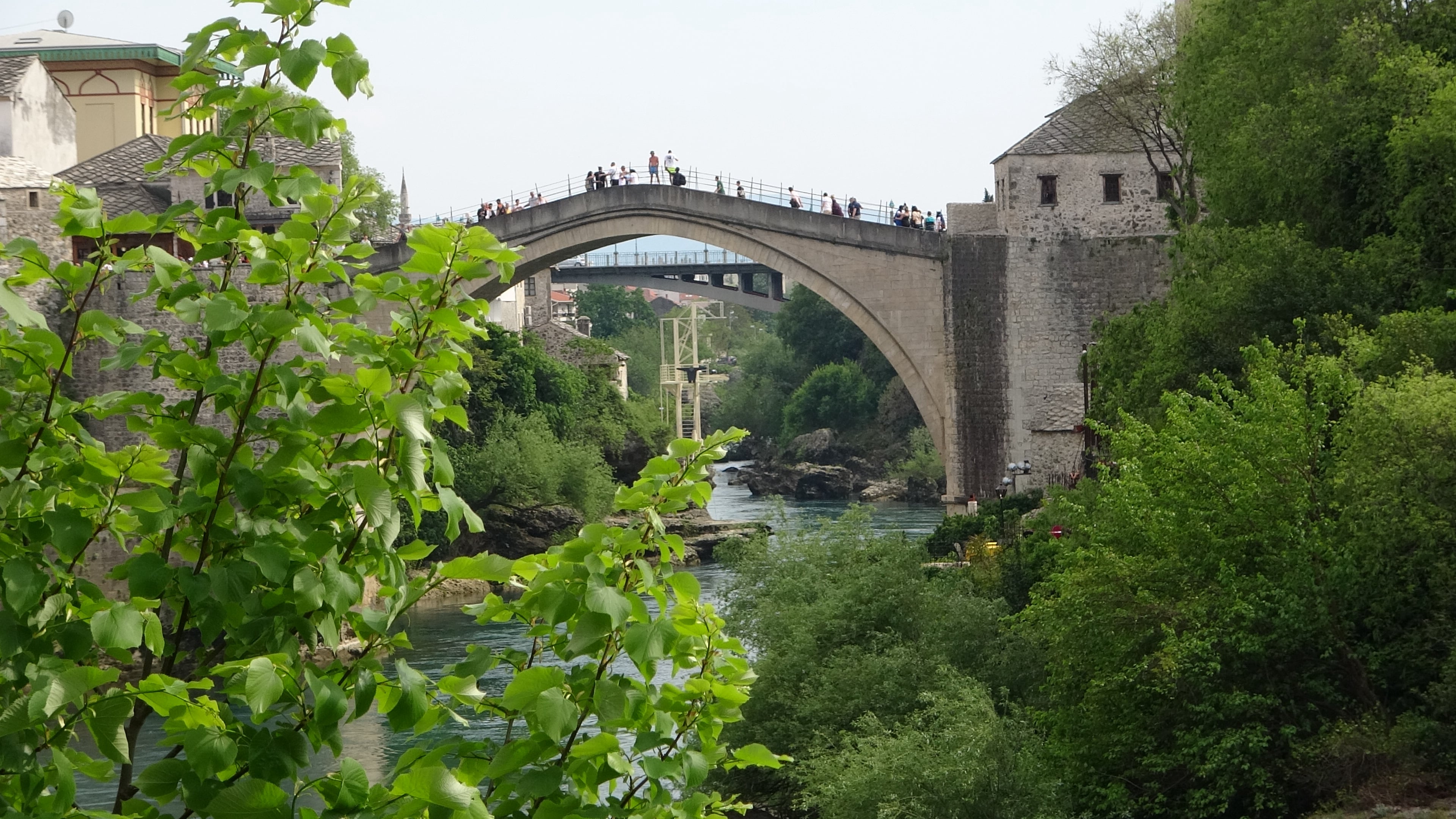 Mostar, alte Brücke mit Springern