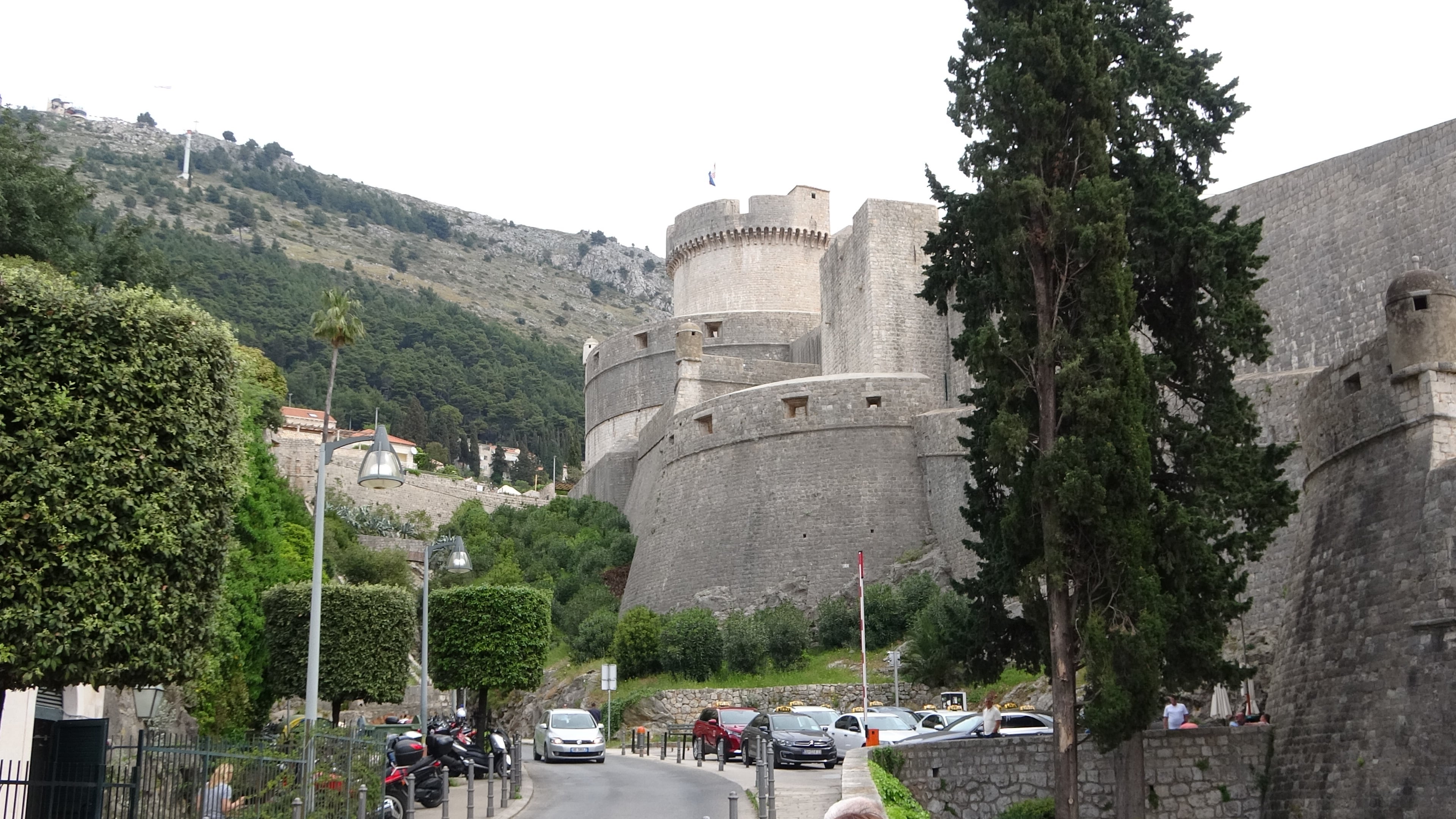Dubrovnik, Stadtmauer beim Eingangstor