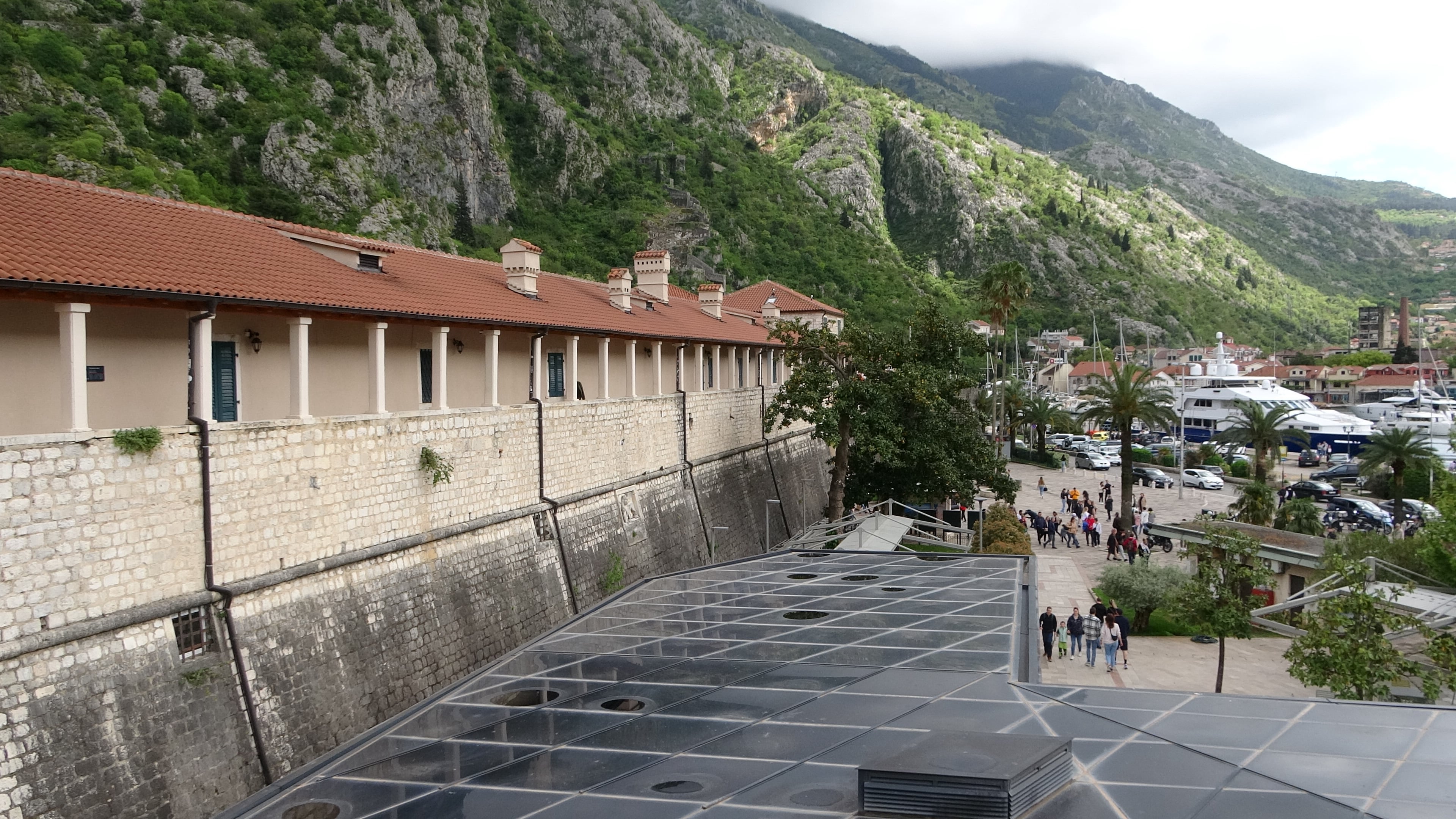 Kotor, genutzte Stadtmauer Marktdach