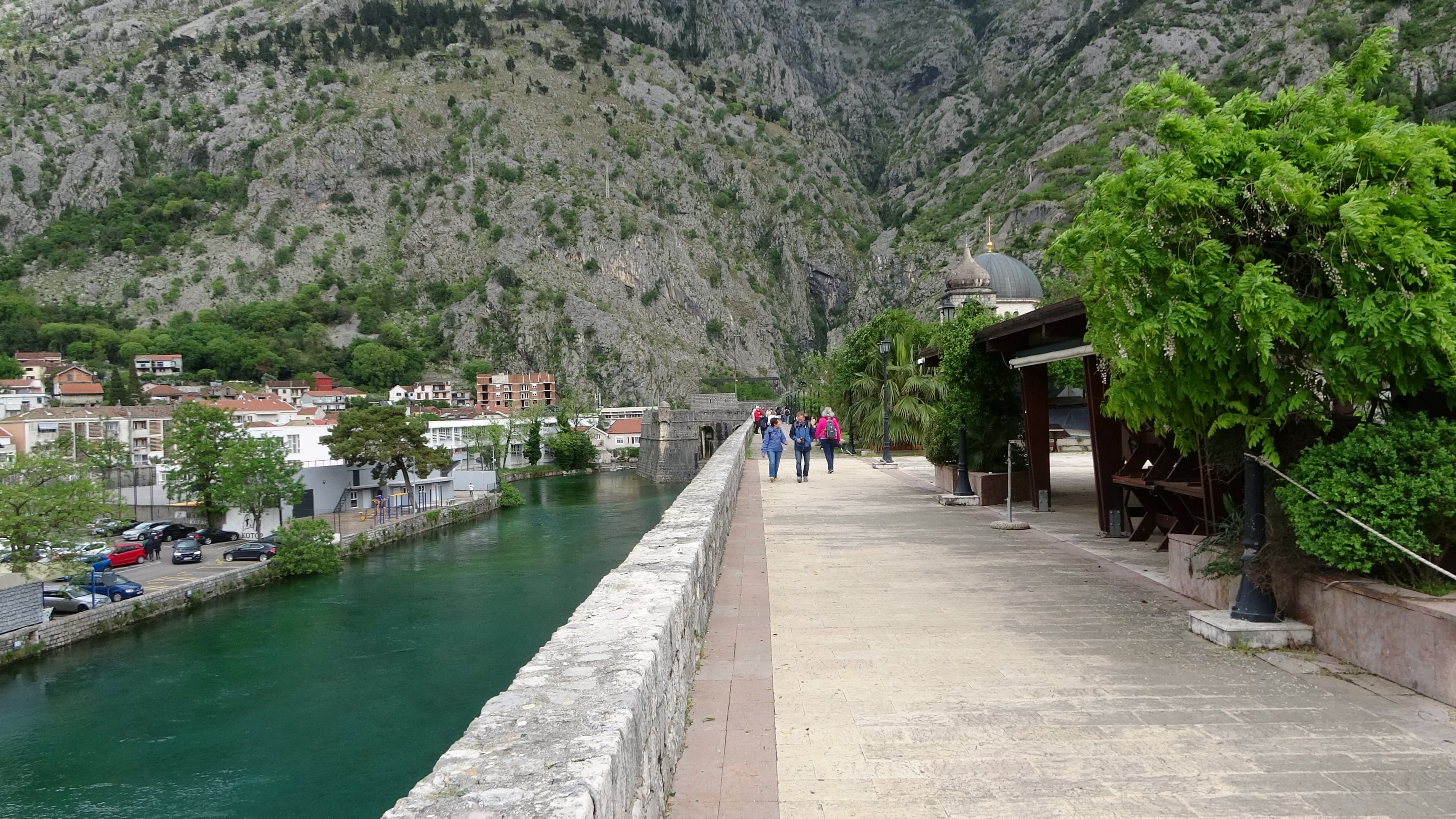 Kotor, Stadtmauer und Fluss Scurda