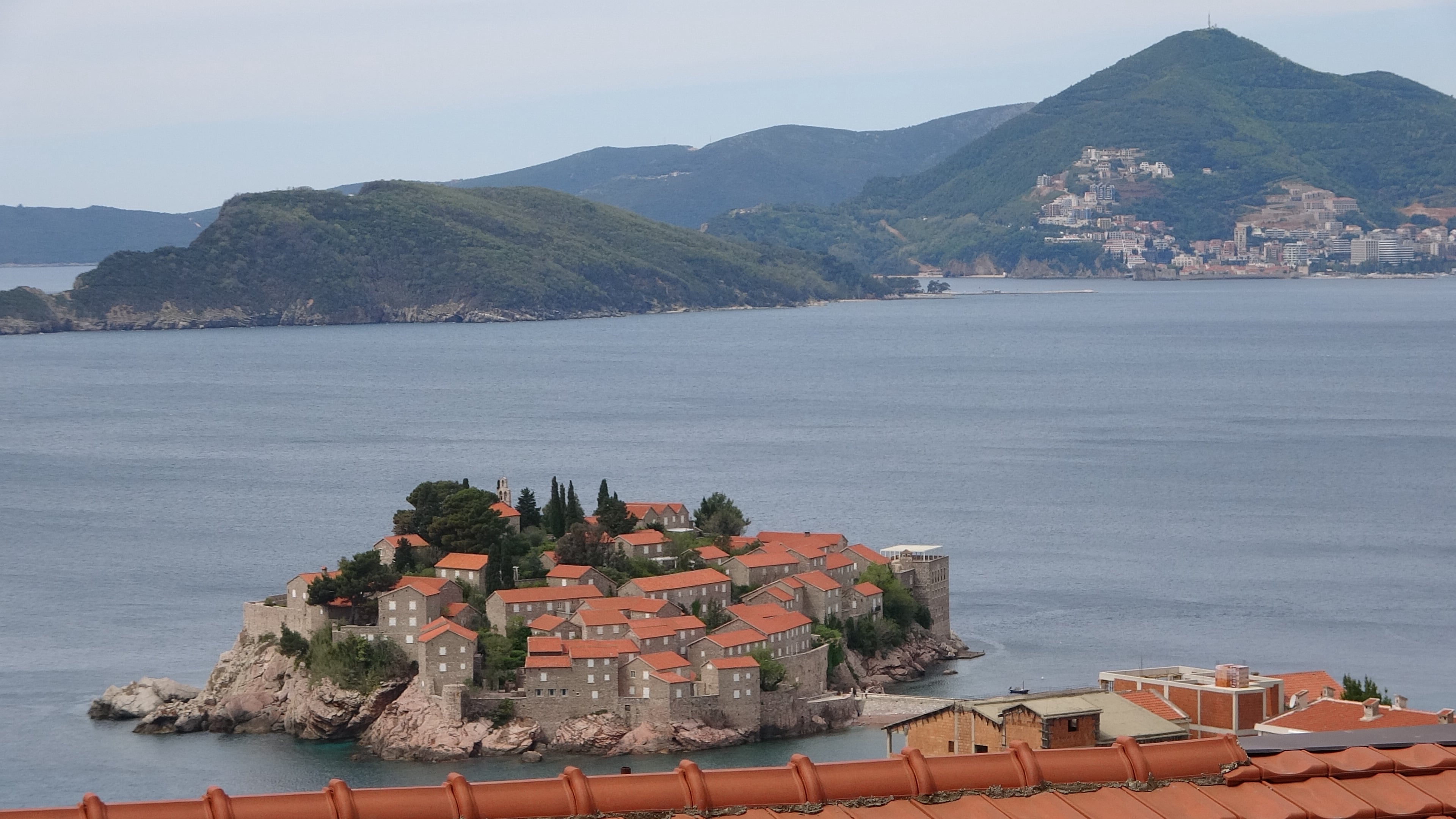 Sveti Stefan mit Budva in Sichtweite