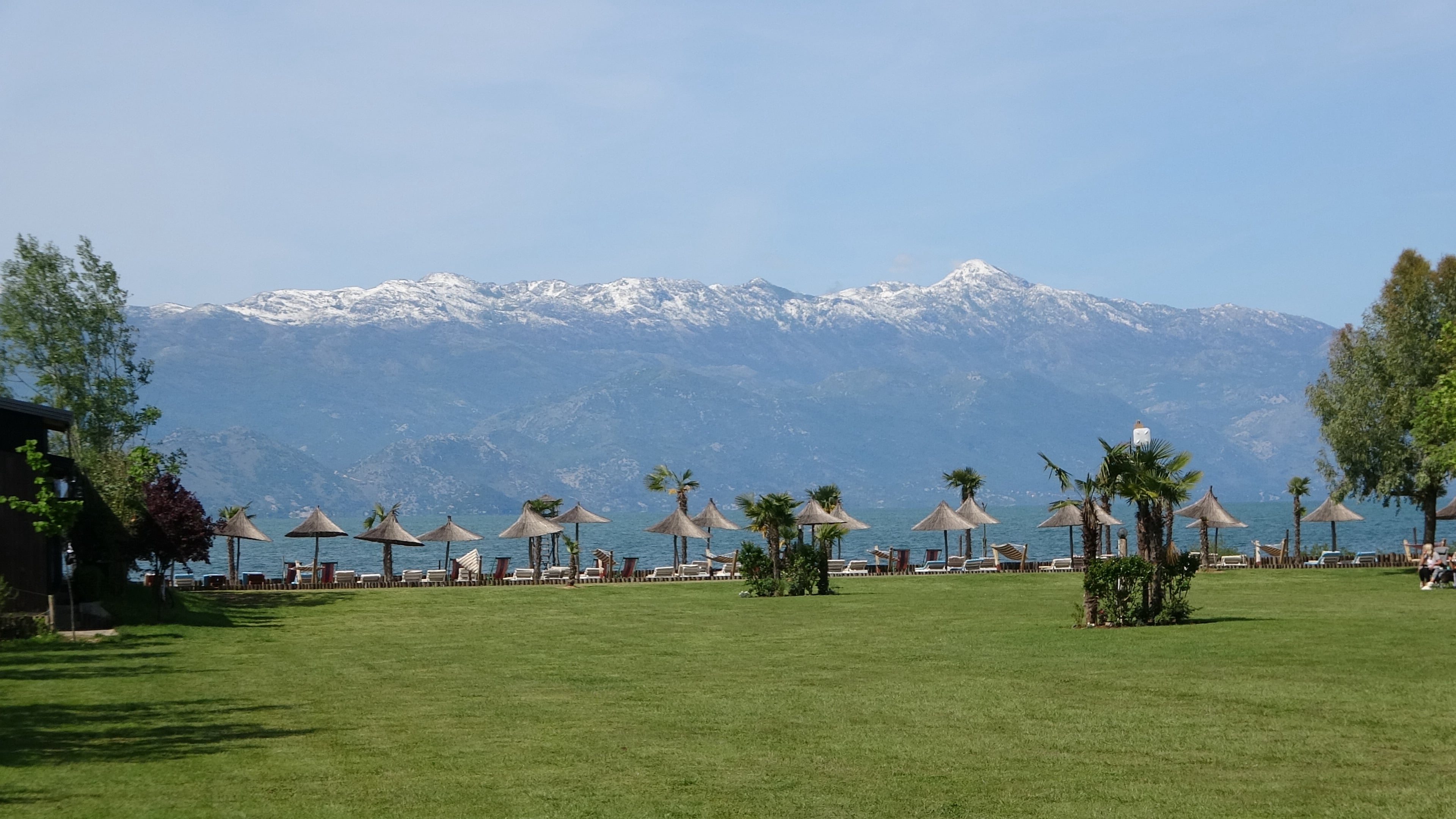 Shkodër, Strand am See mit Blick auf schneebedeckte Gipfel