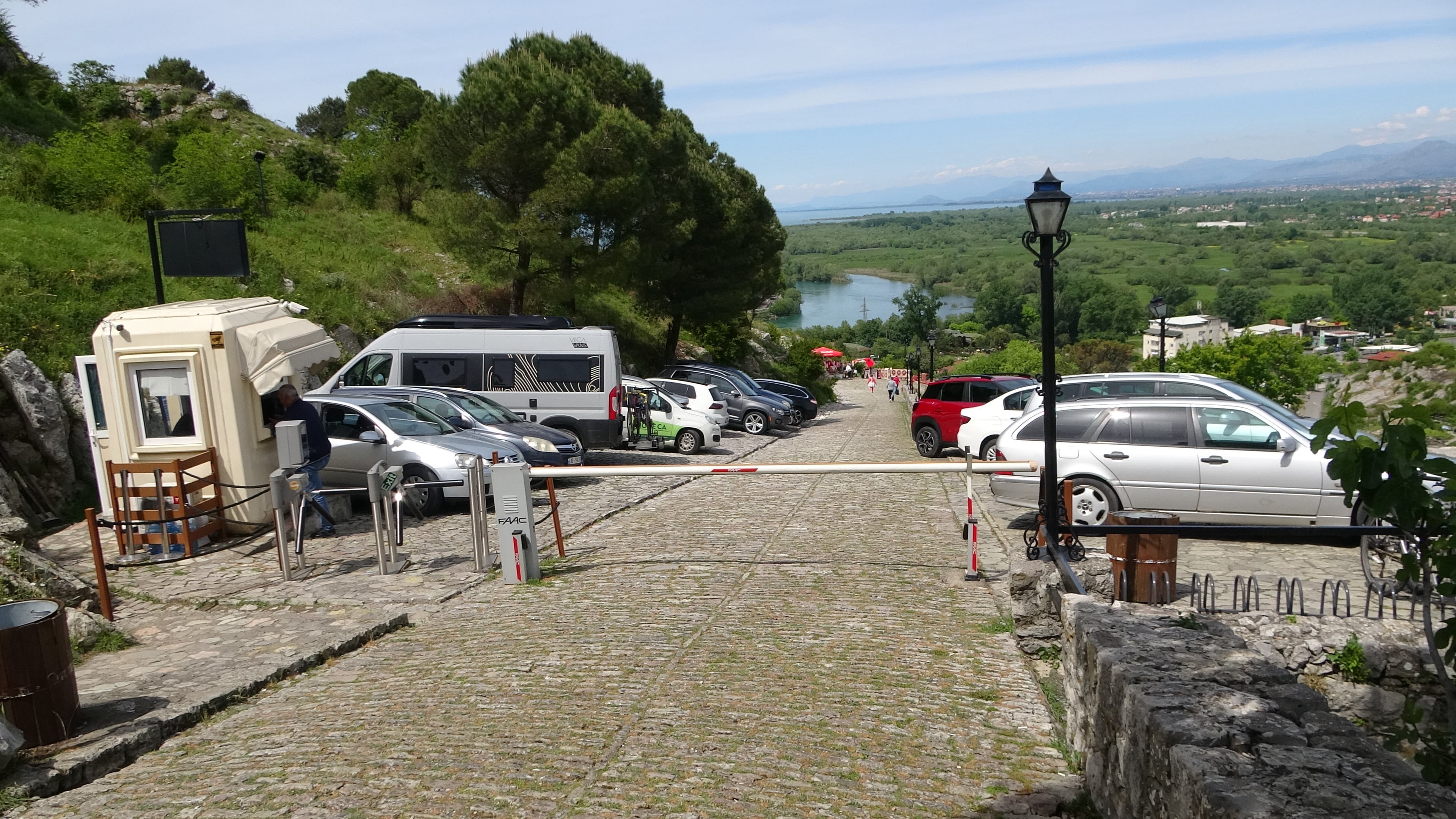 Shkodër, abenteuerlicher Parkplatz vor der Ruine Rozafa