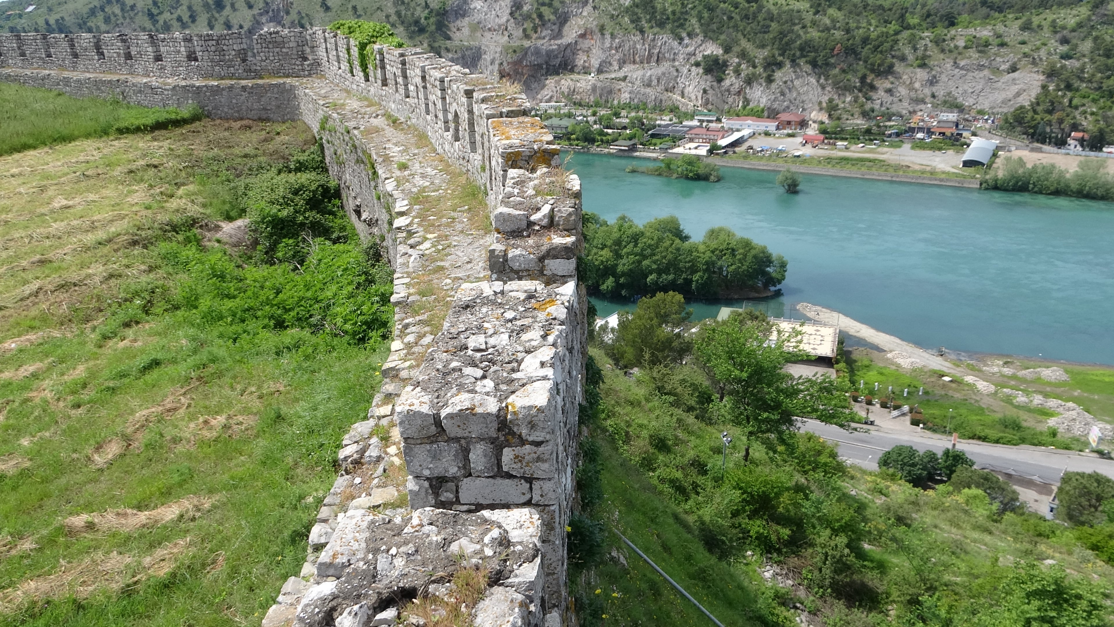 Rozafa, unten CP Legjenda