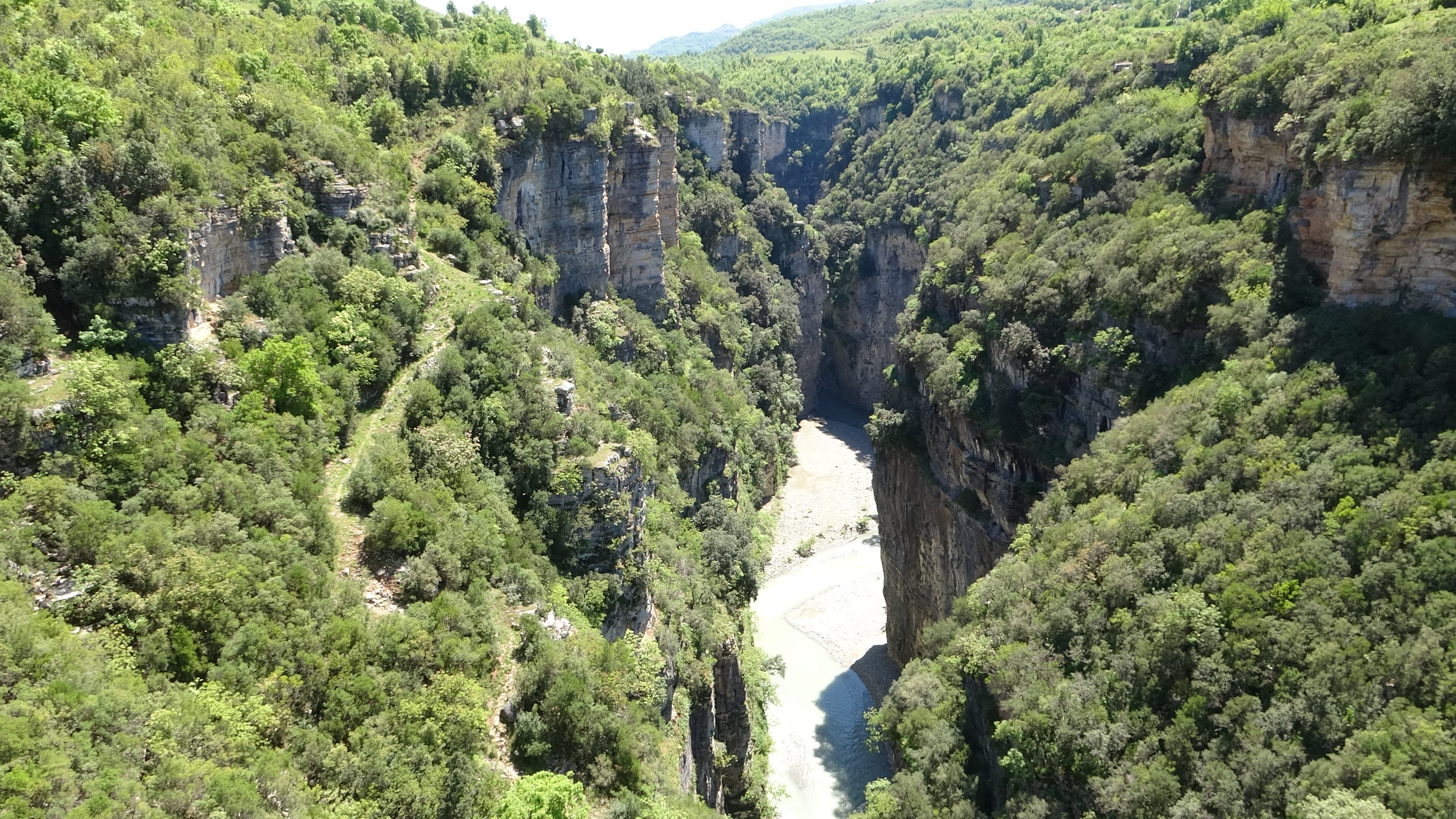 Osam-Canyon, über 100 m Tiefe