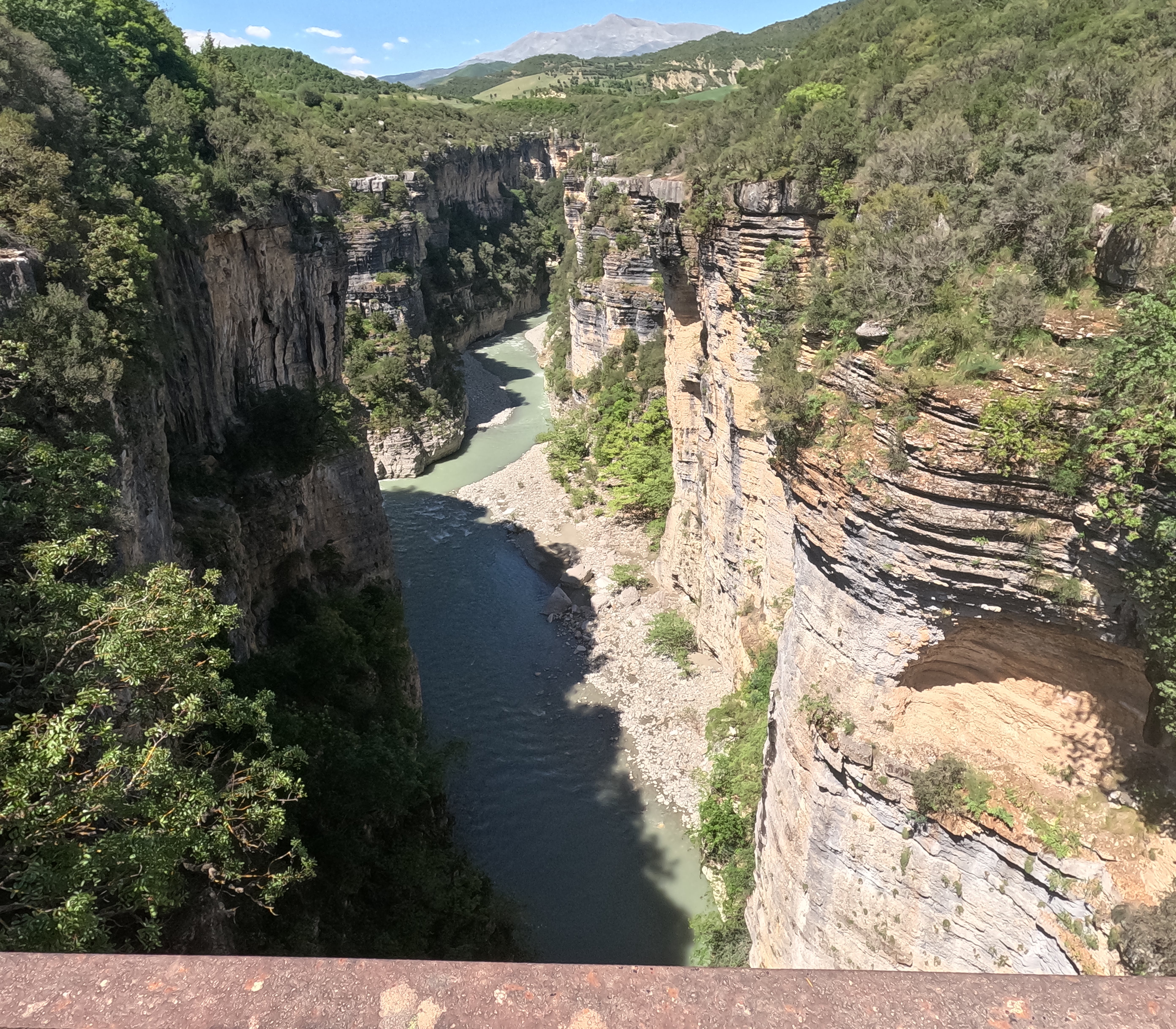 Osam-Canyon, schmal genug für eine Brücke