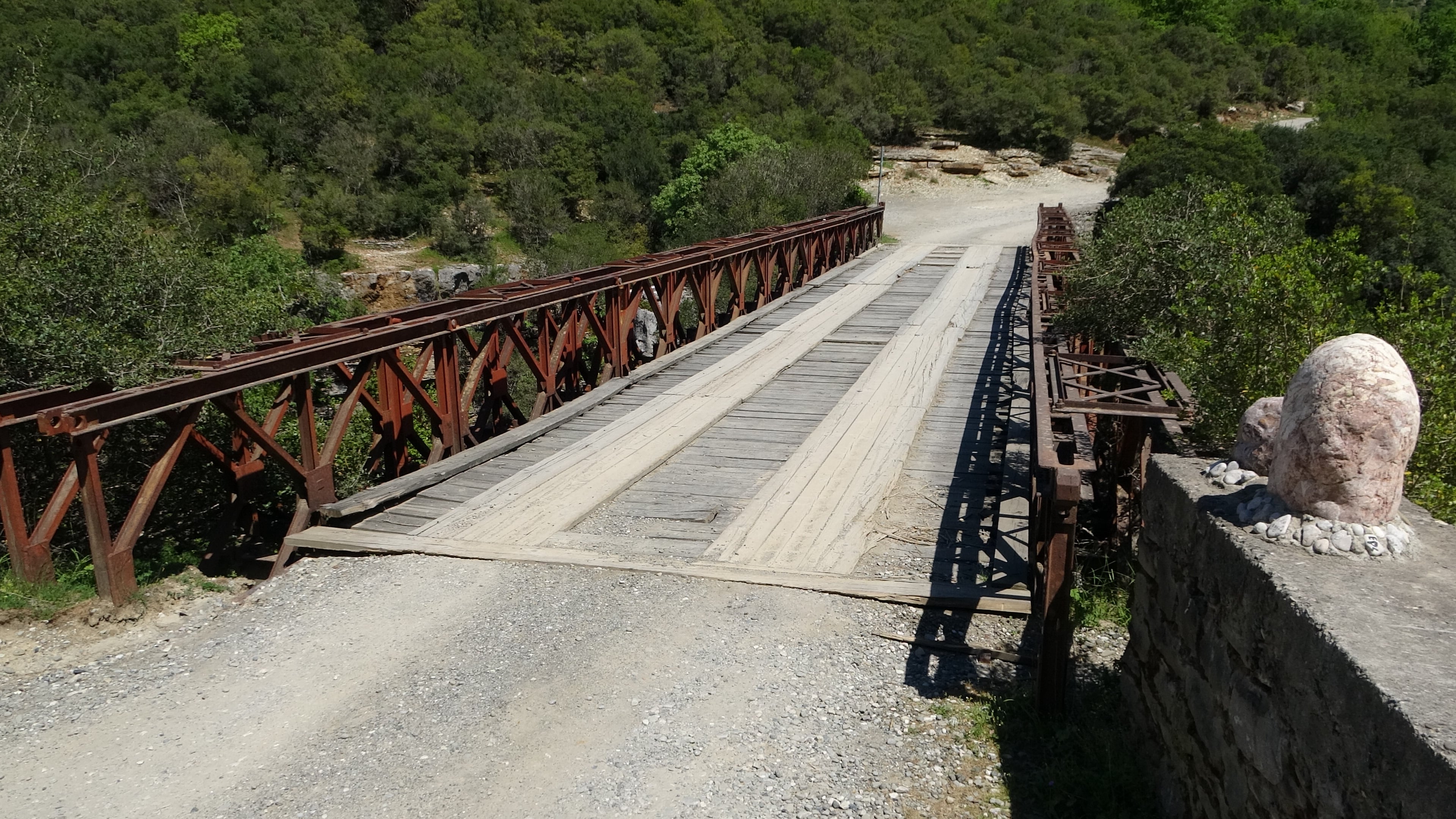 Osam-Canyon, Brücke aus Eisen und Holz