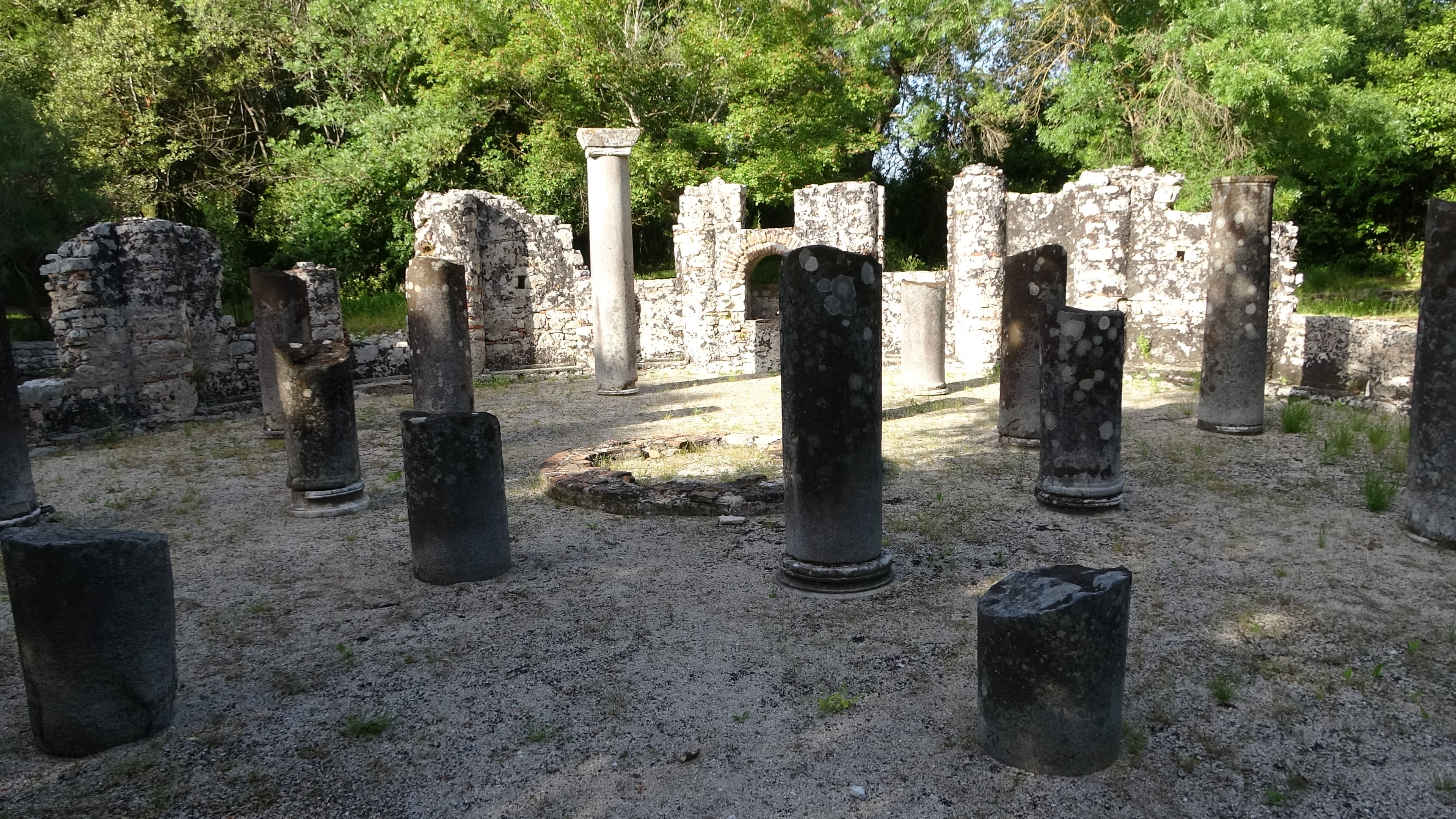 Burint, Baptisterium