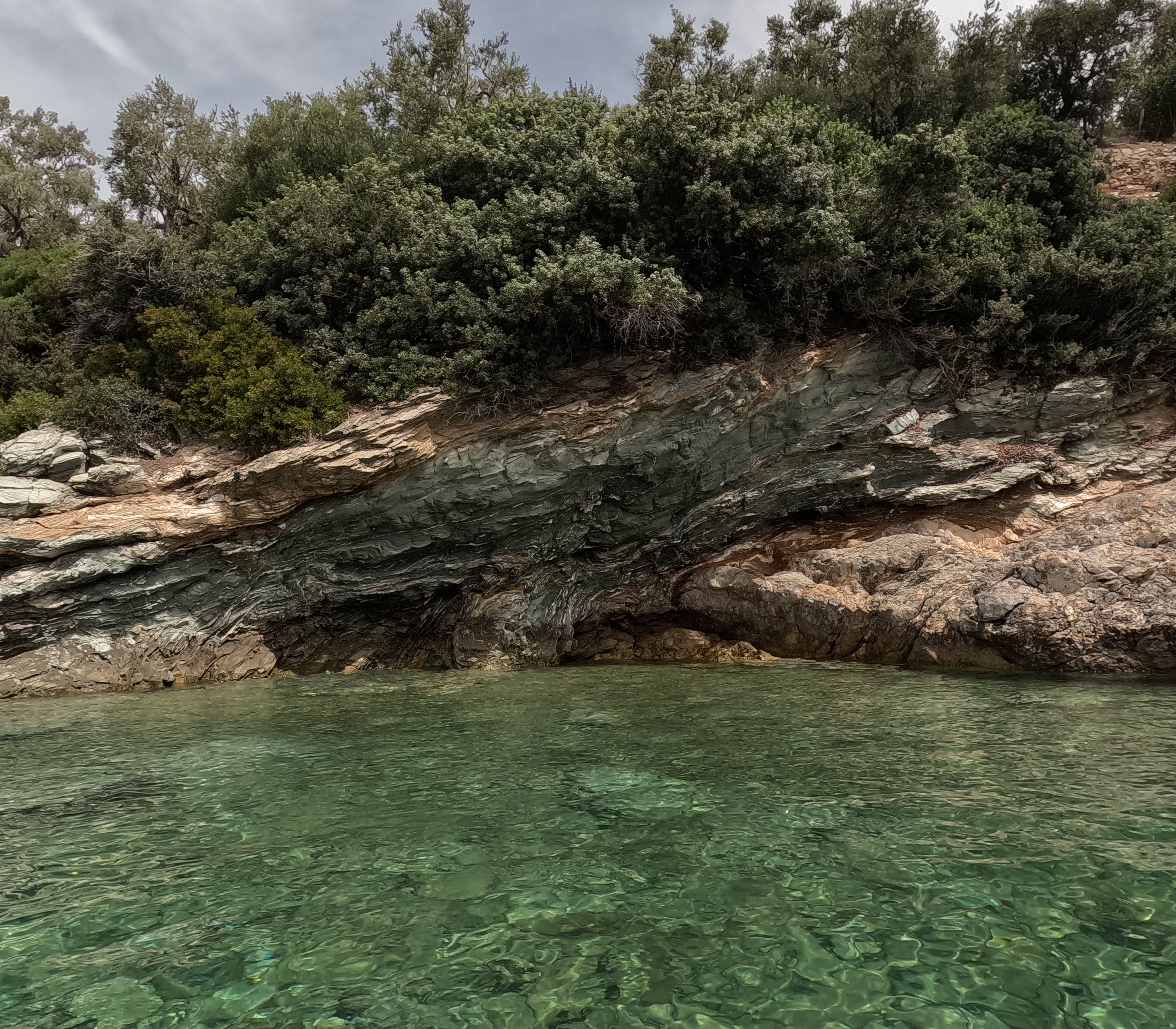 CP Hellas grüner Küstenfels