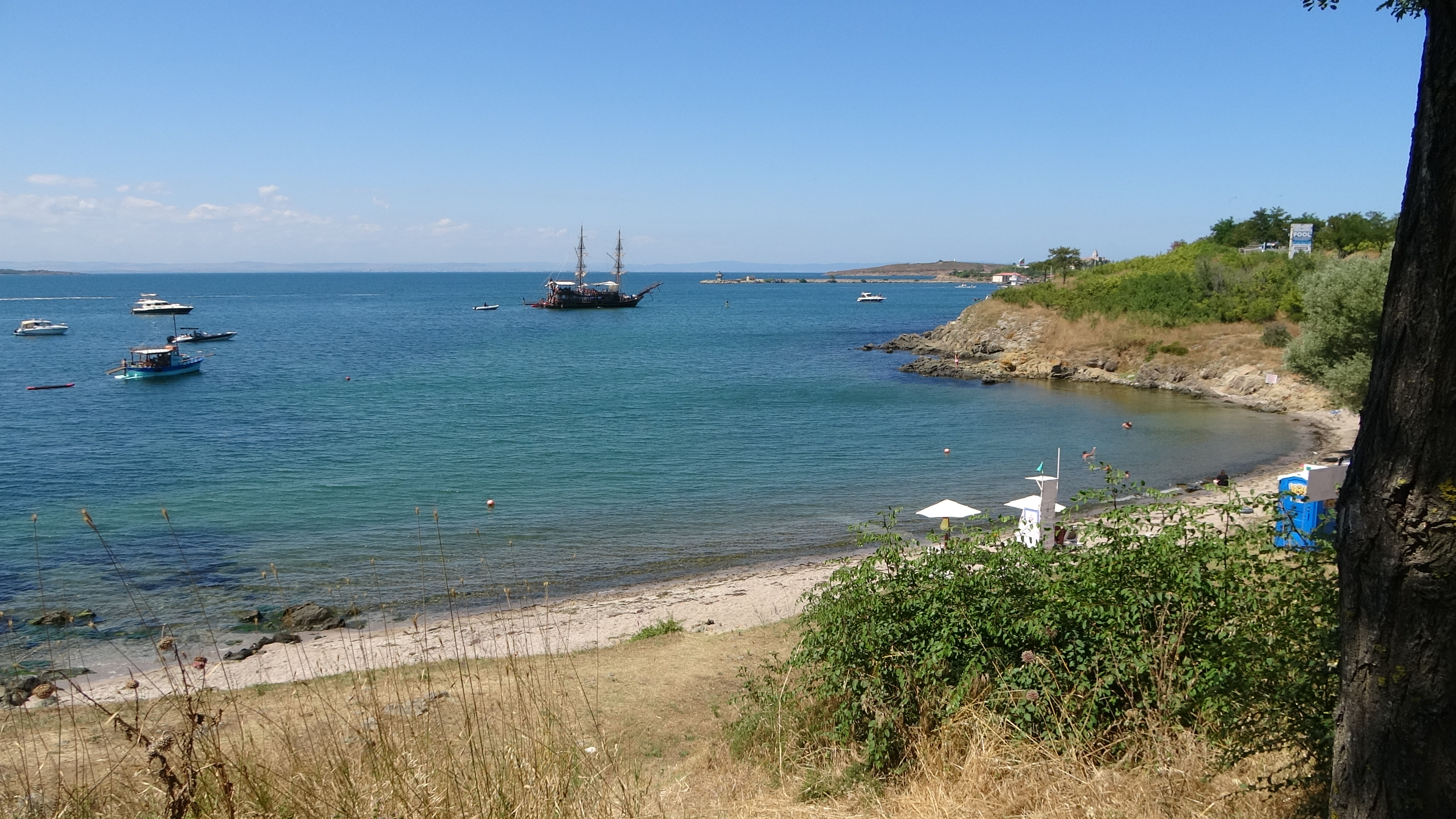 Sosopol, Bucht mit Partyschiff