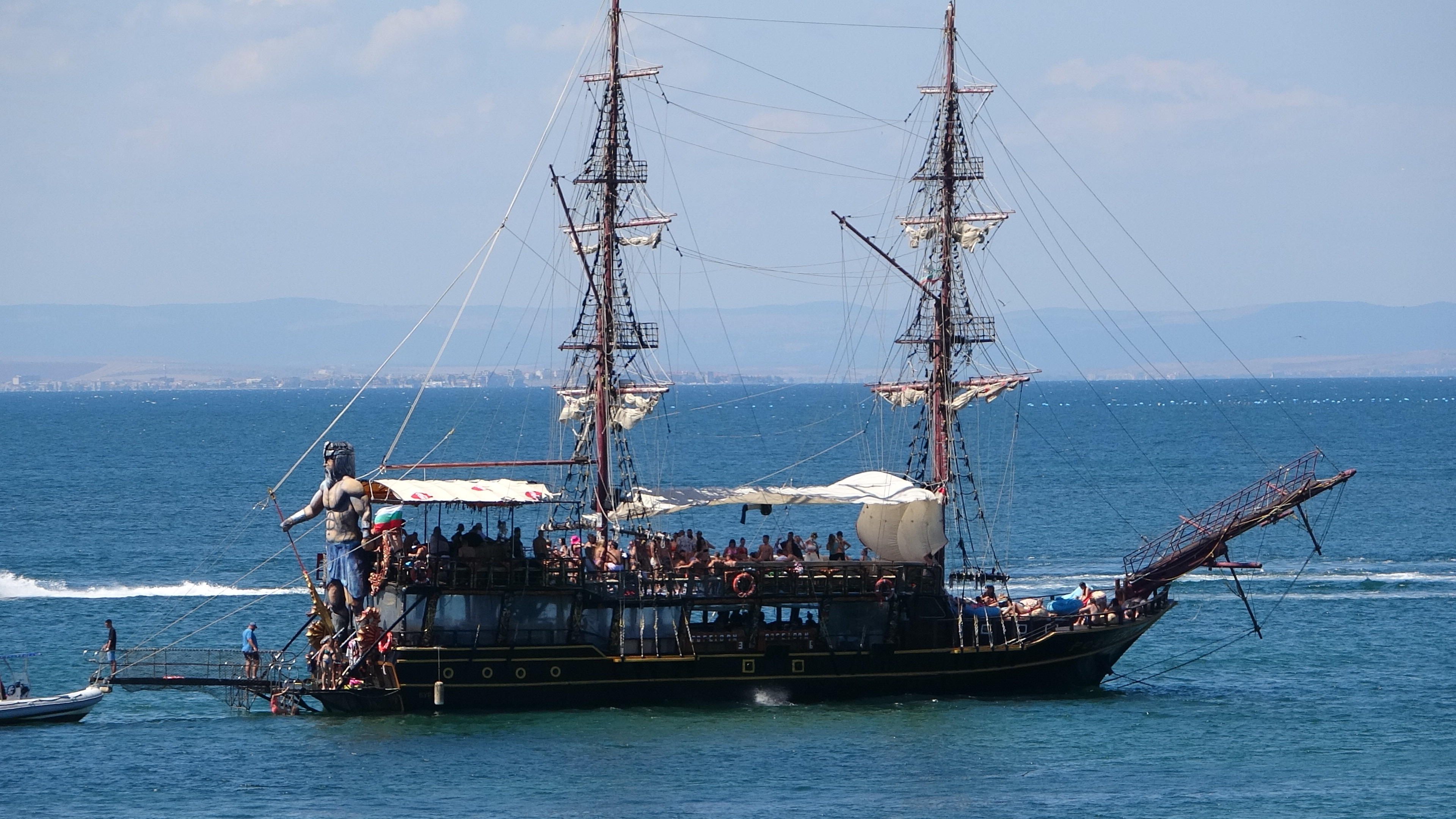 Sosopol, Partyschiff