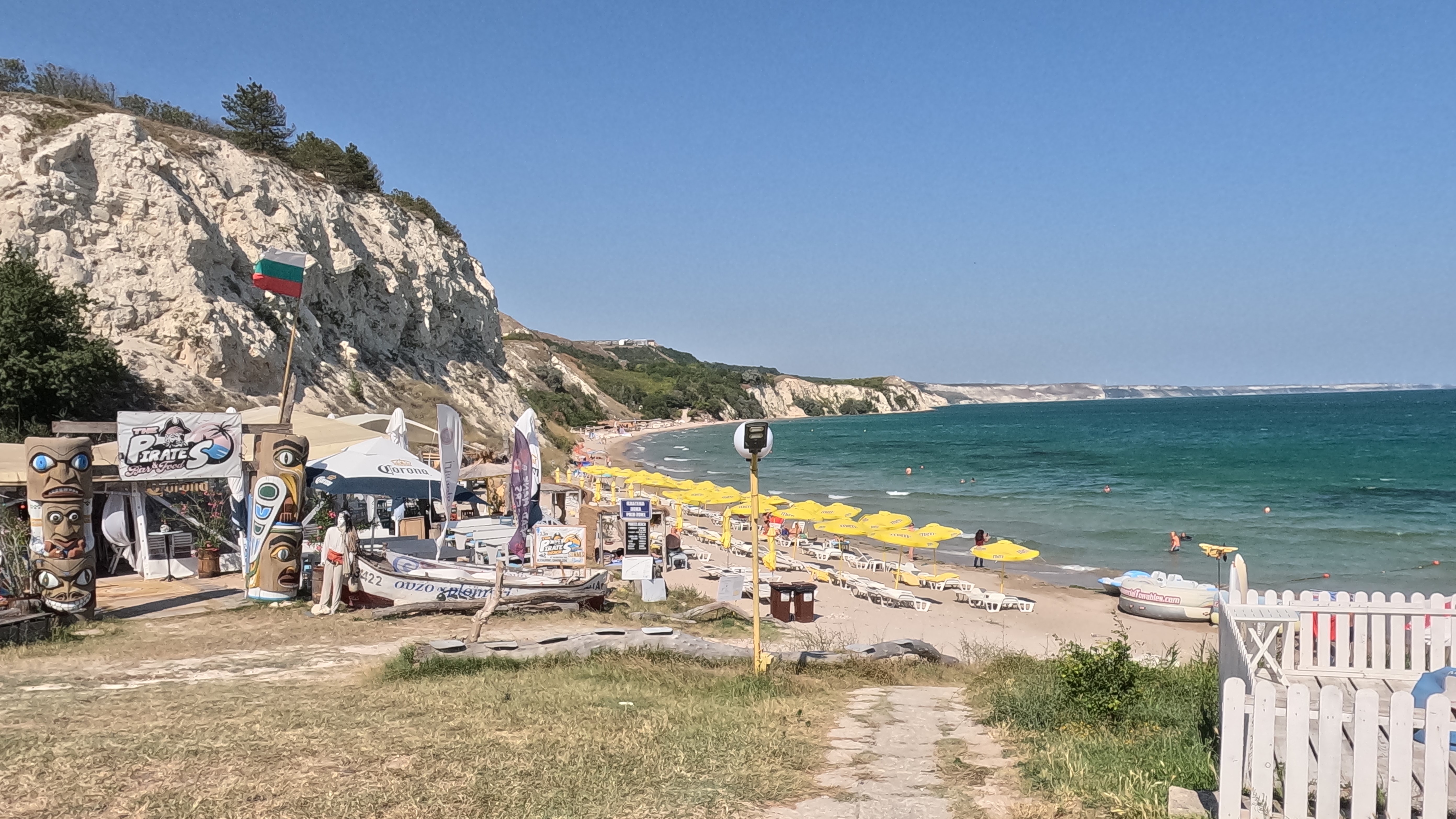Topola, Strand an Kreide-Steilküste