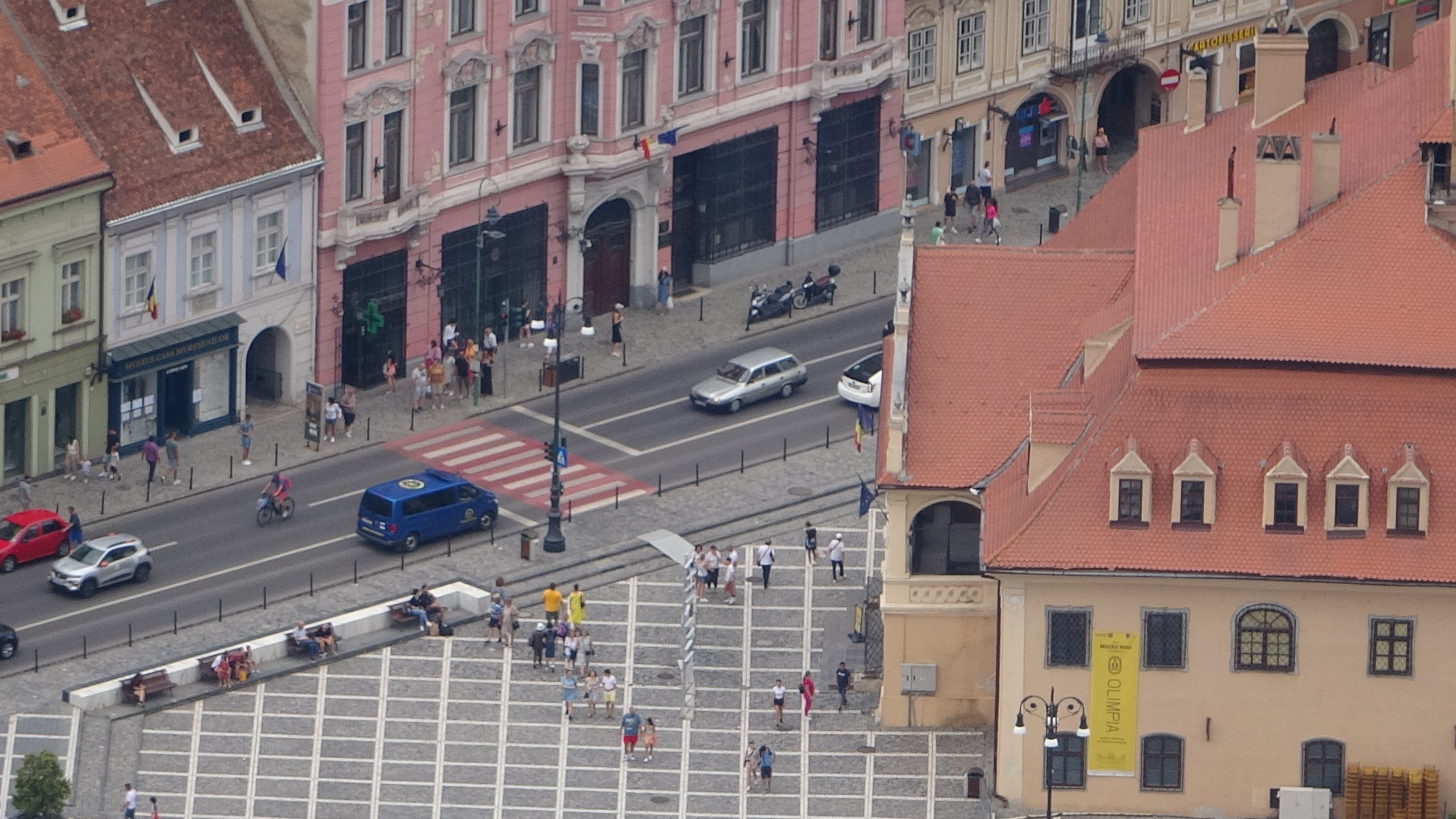 Brașov, Blick auf Roller (oben rechts neben Zebrastreifen)