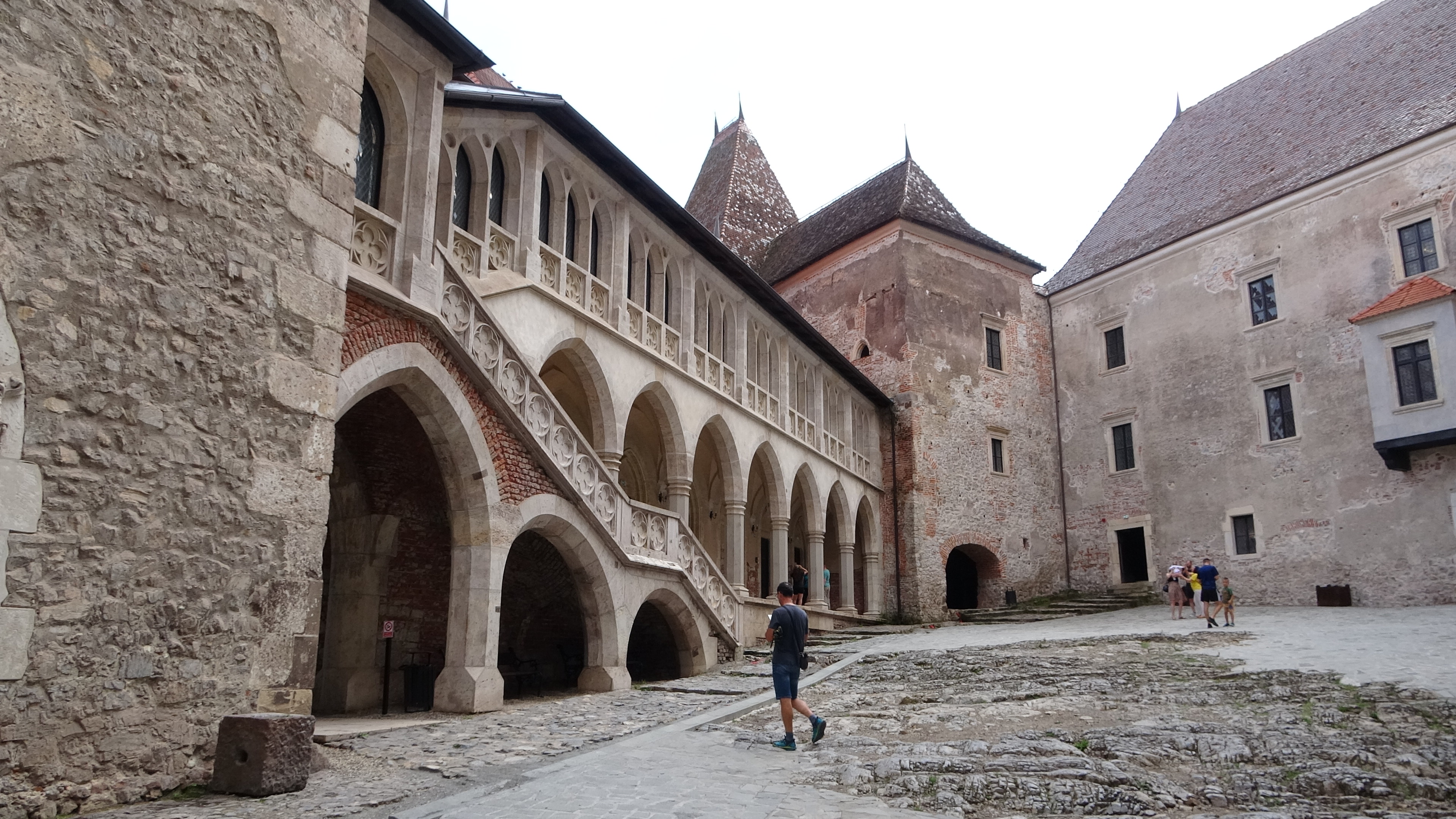 Castelul Corvinilor, Innenhof