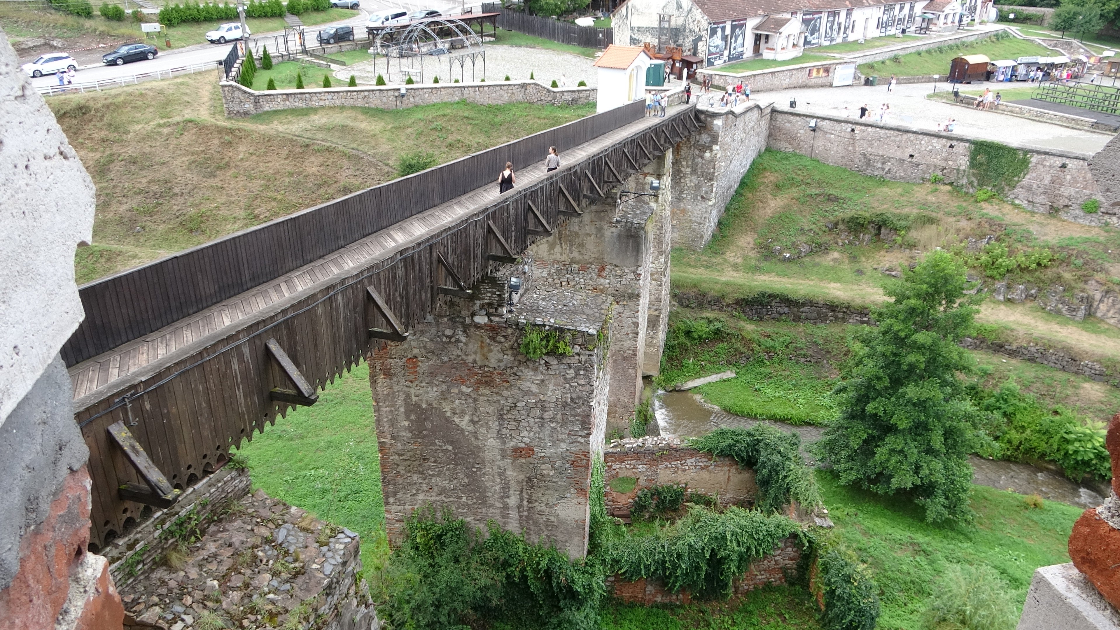 Castelul Corvinilor, Zugang