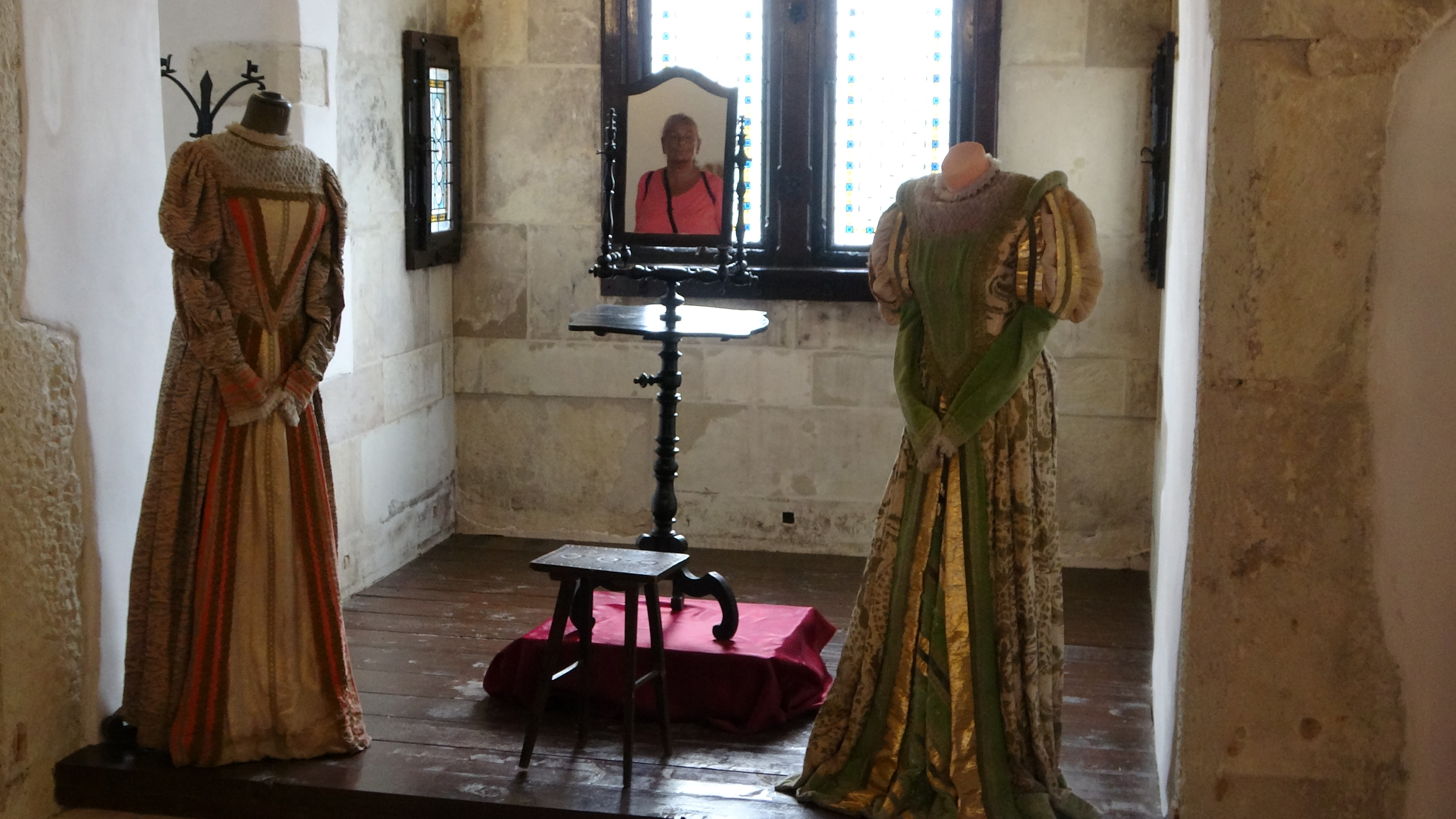 Castelul Corvinilor, Damengarderobe