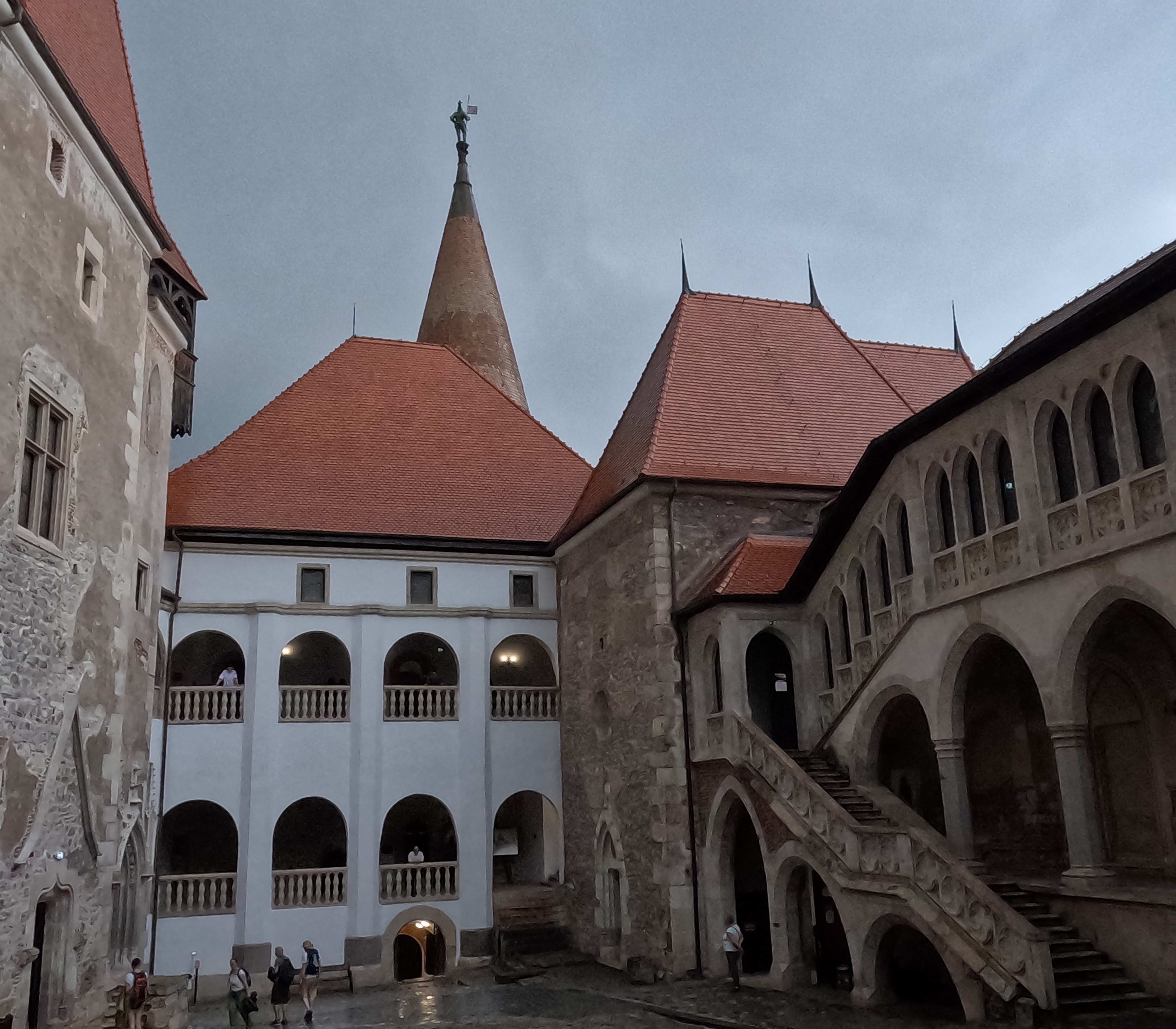 Castelul Corvinilor, Innenhof 2