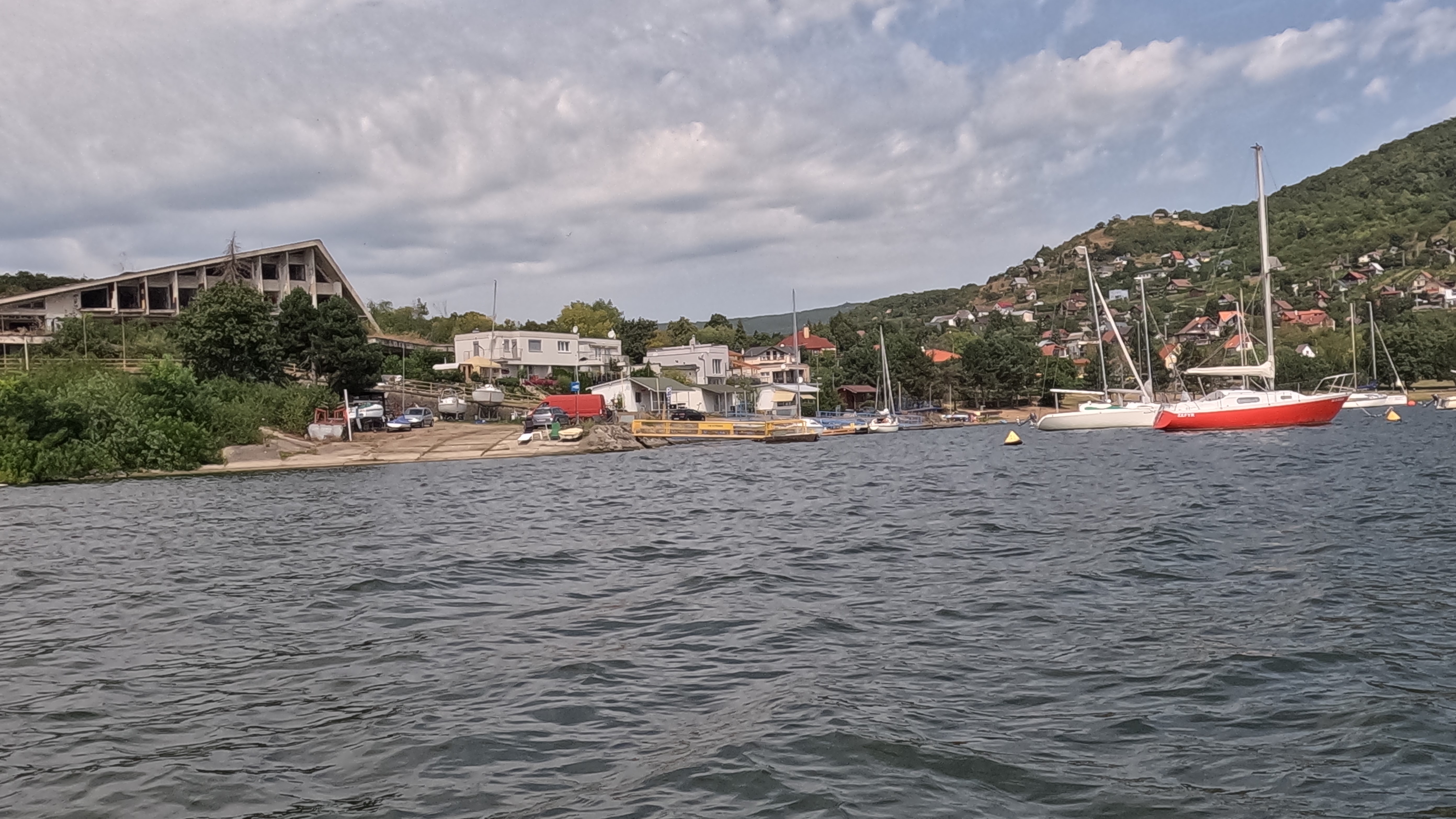 Vinné, Ruinen und Neubauten