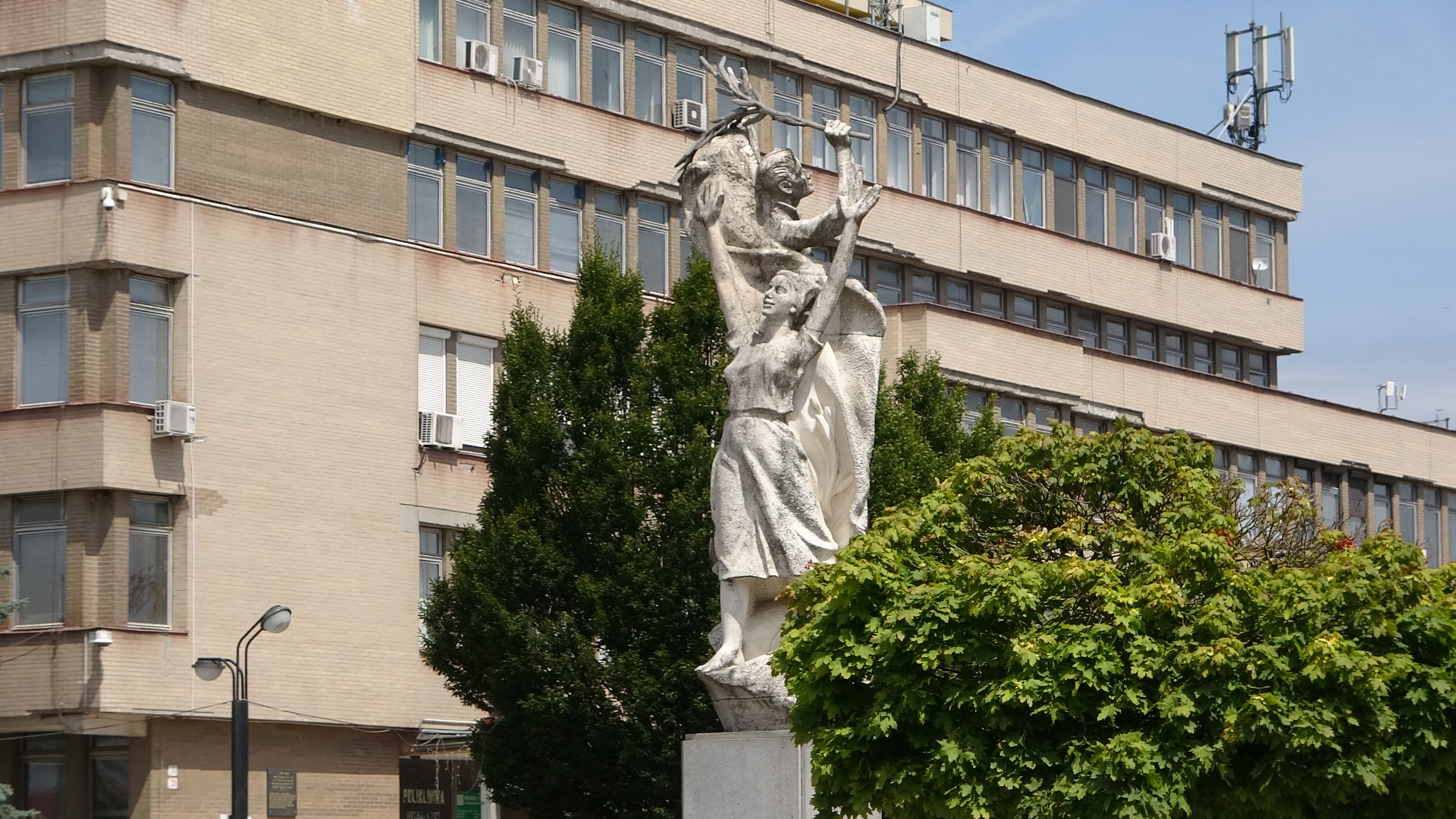 Michalovce, Fontána lásky so sochou Jar na Zemplíne