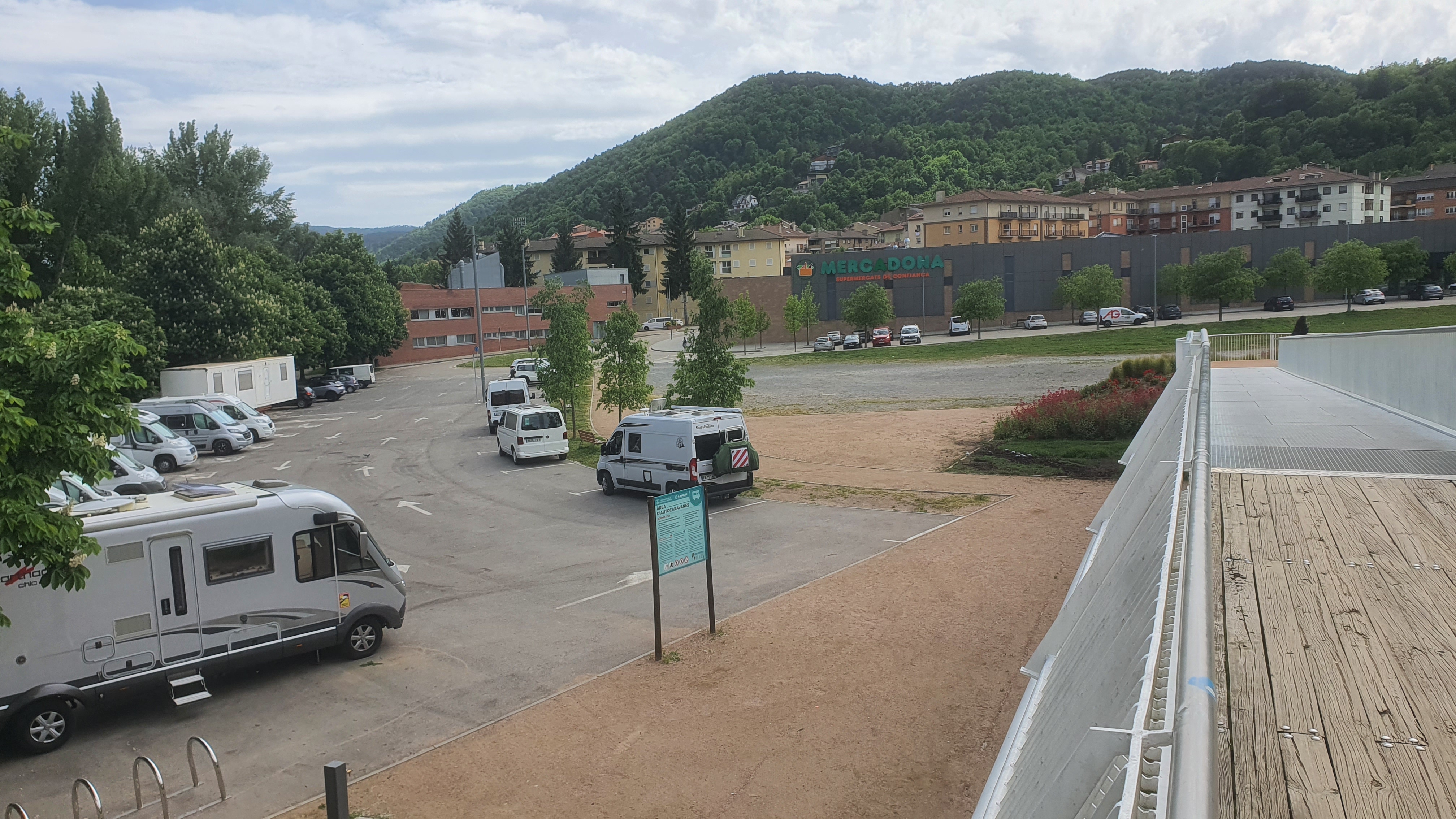 Ripoll, Stellplatz mit Supermarkt