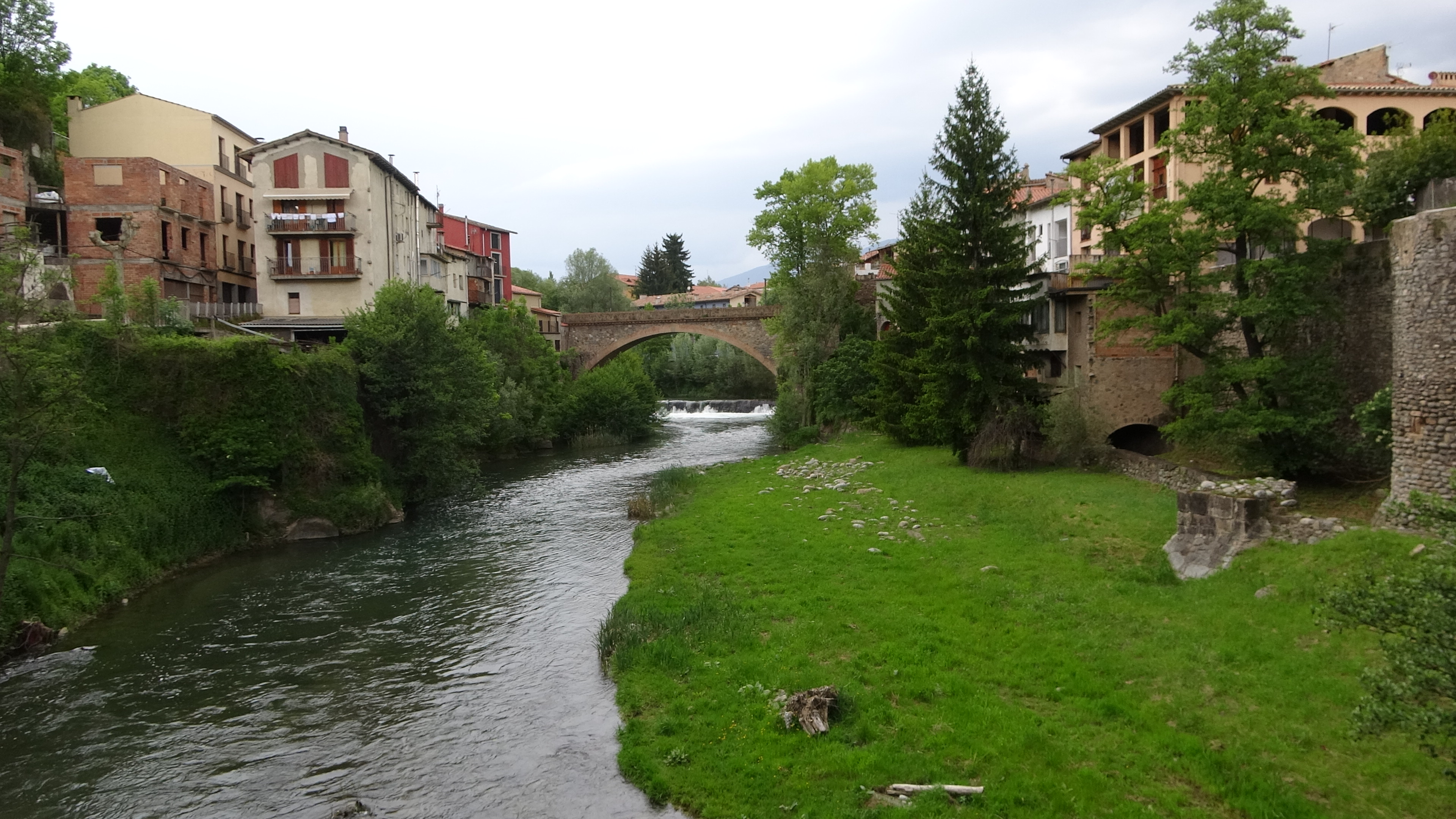Ripoll, Brücke über El Freser kurz vor Zusammenfluss mit Riu Ter