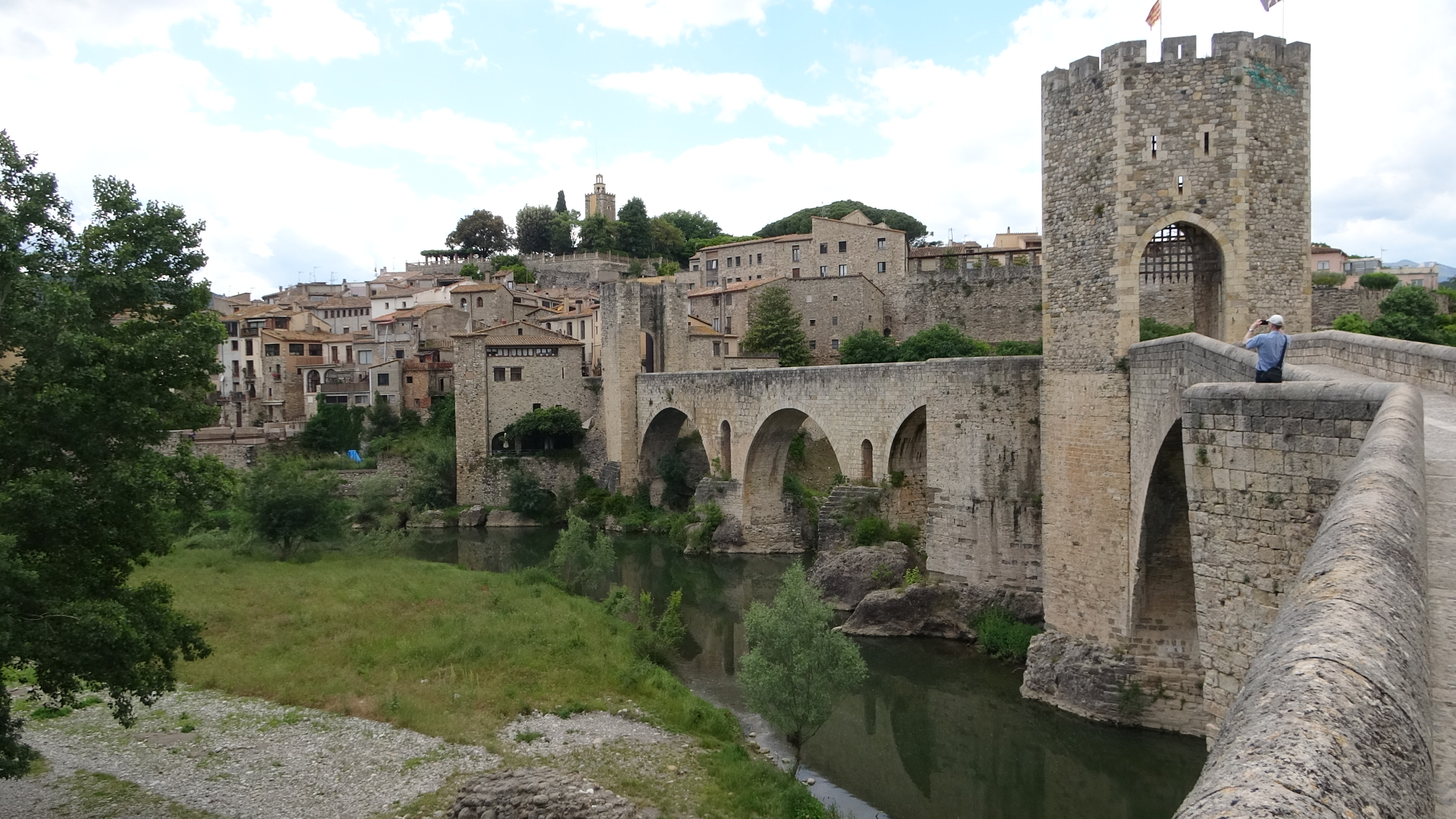 Besalú, Pont románic fortificat