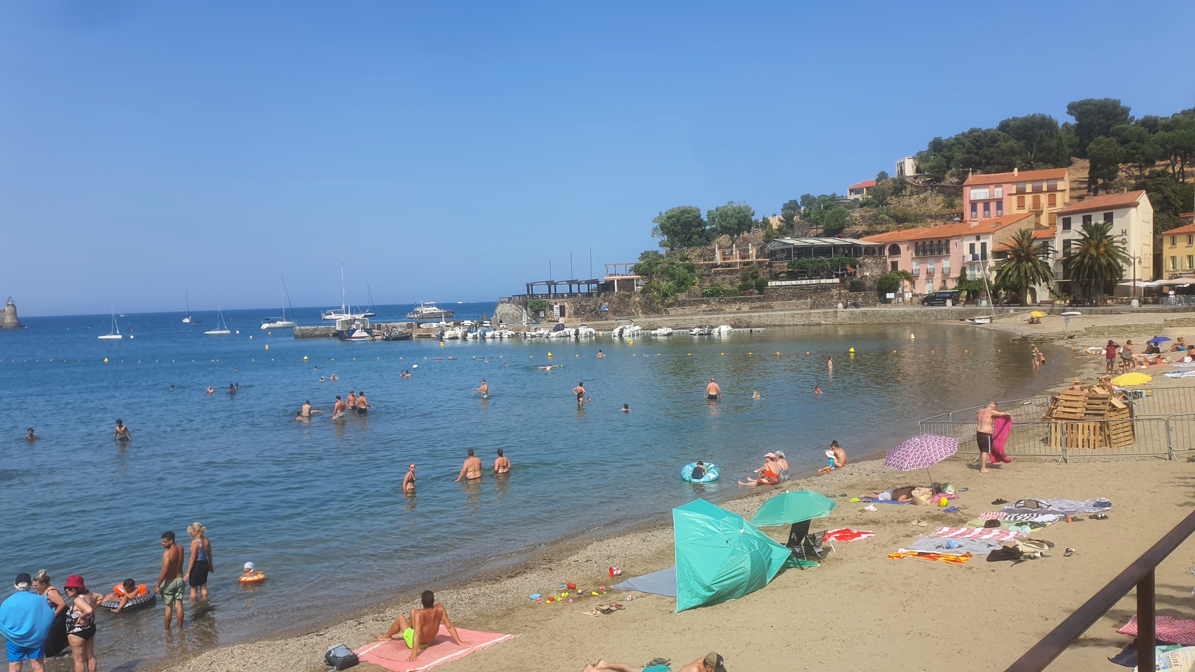 Collioure, Hafen und Kiesstrand 2